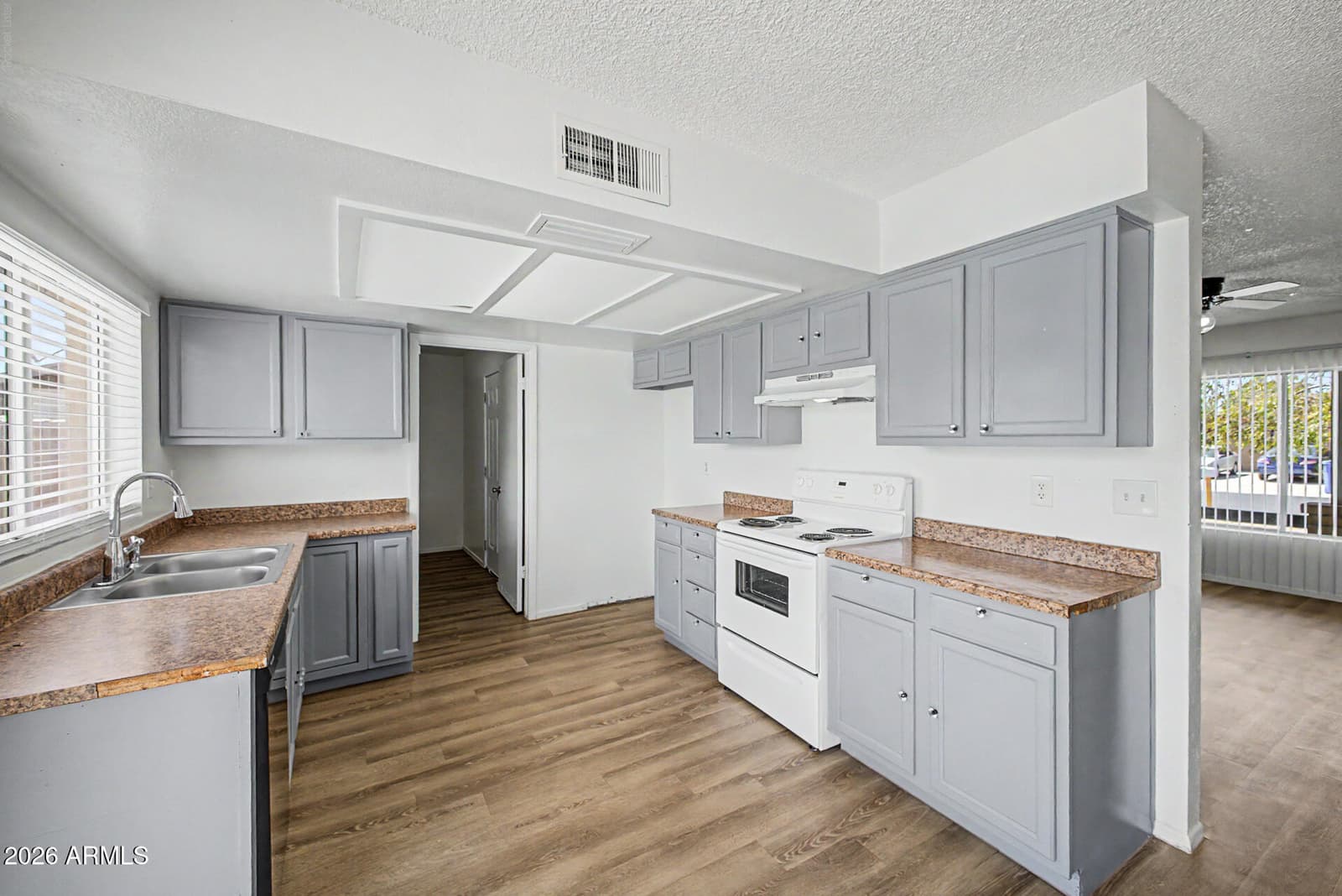 7506 W TURNEY Avenue, Phoenix, AZ 85033 — photo 10 of 27