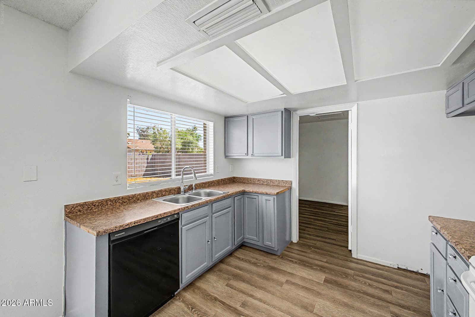 7506 W TURNEY Avenue, Phoenix, AZ 85033 — photo 11 of 27