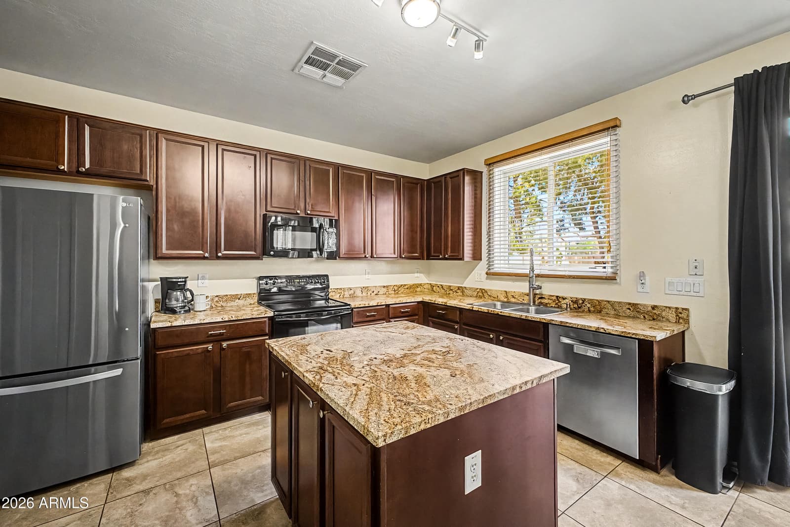 2101 E SUNLAND Avenue, Phoenix, AZ 85040 — photo 5 of 19
