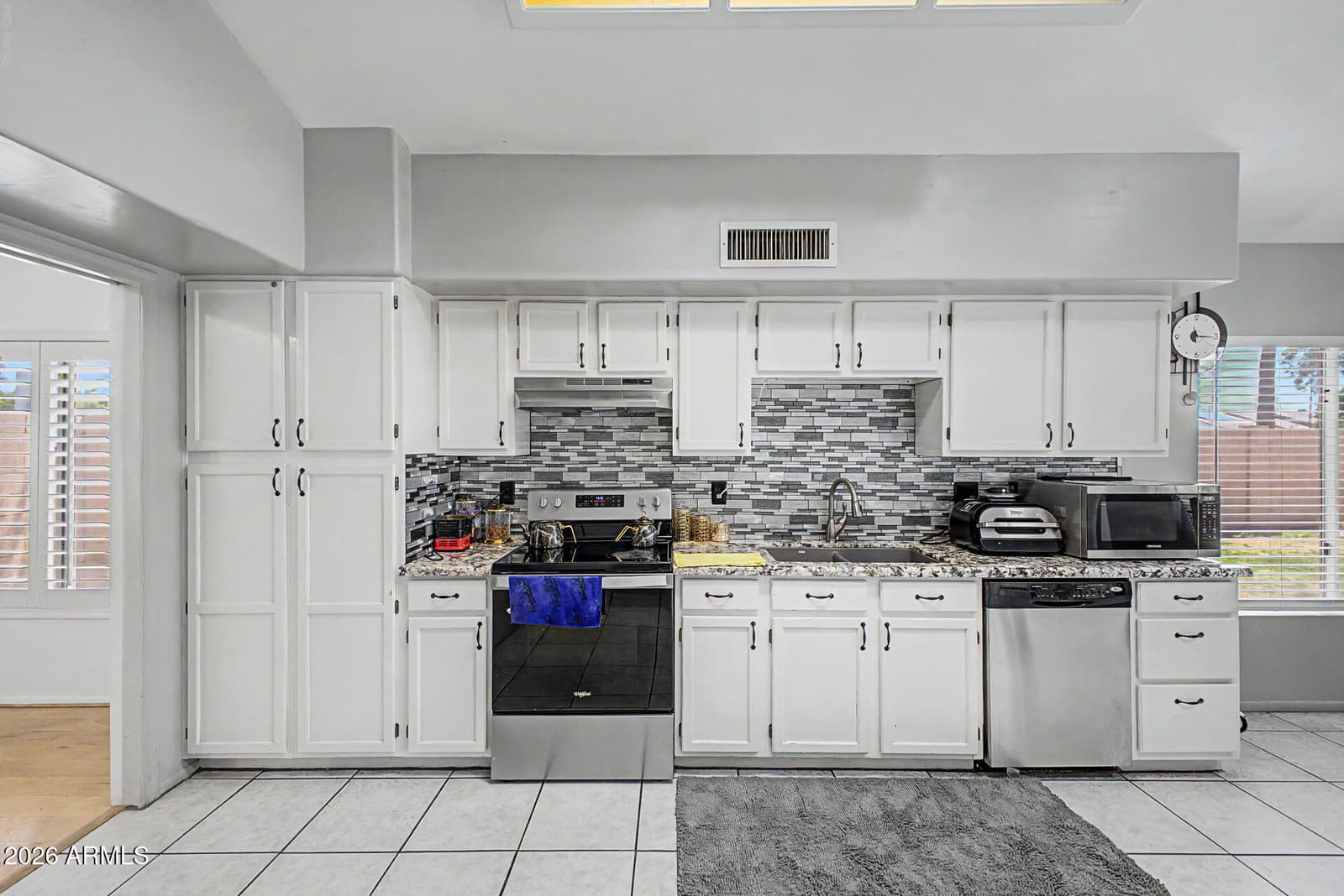 3933 W SAGUARO PARK Lane, Glendale, AZ 85310 — photo 14 of 37