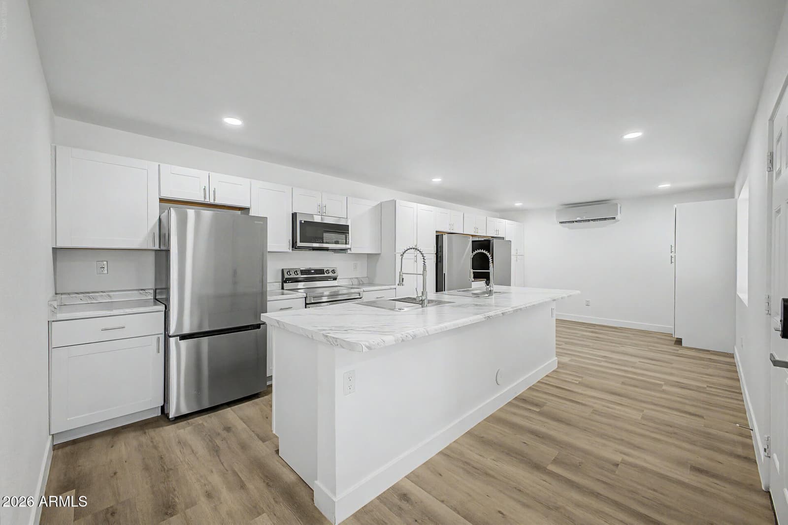 3351 W PARADISE Drive, Phoenix, AZ 85029 — photo 10 of 40