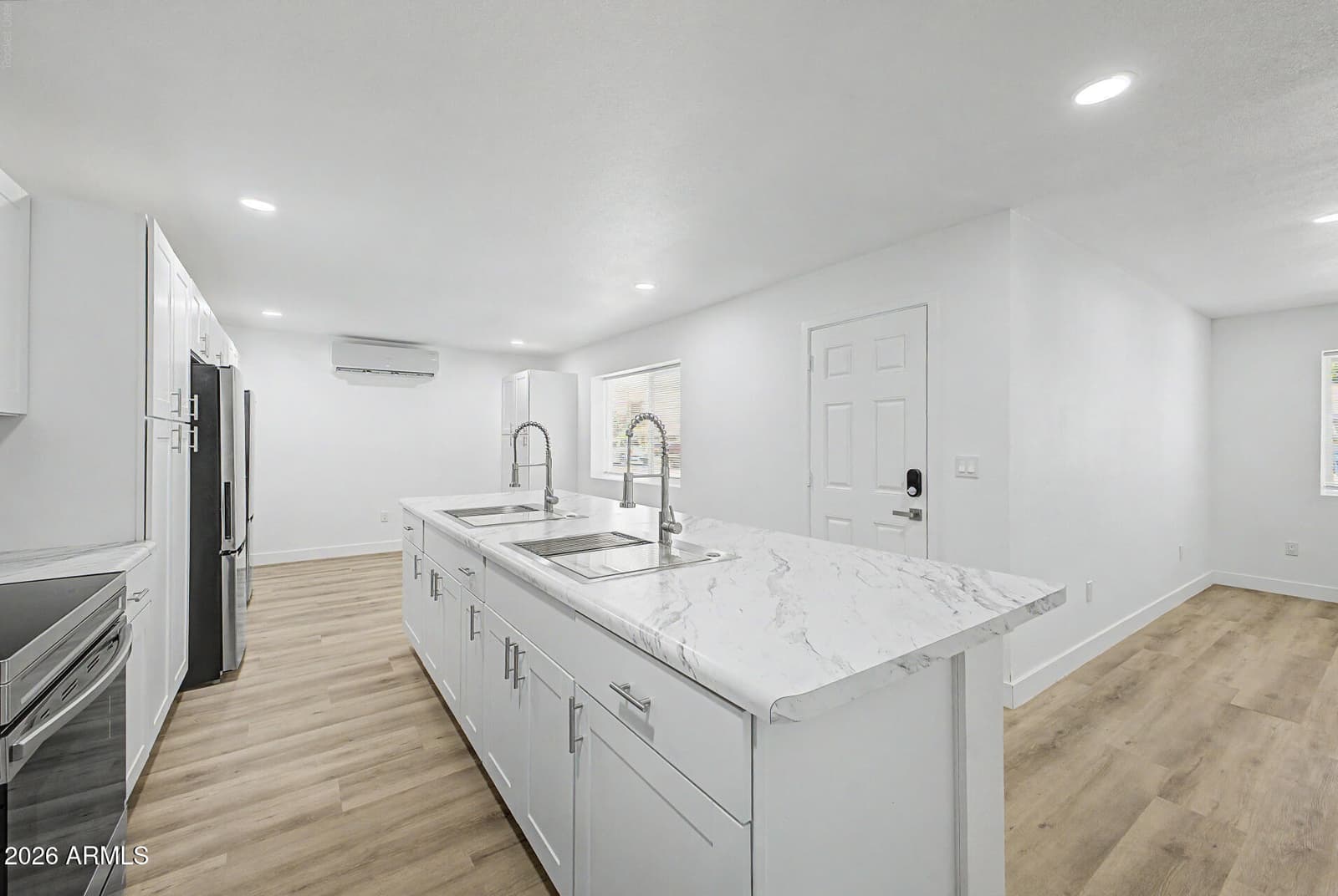3351 W PARADISE Drive, Phoenix, AZ 85029 — photo 12 of 40