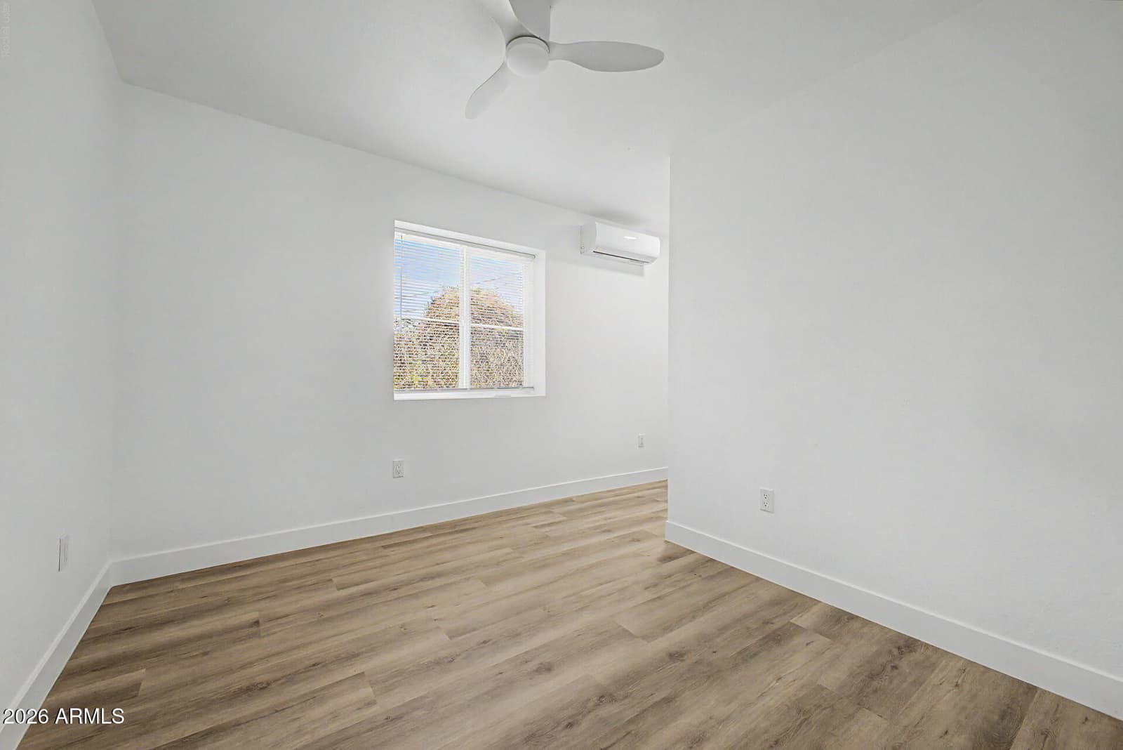 3351 W PARADISE Drive, Phoenix, AZ 85029 — photo 15 of 40