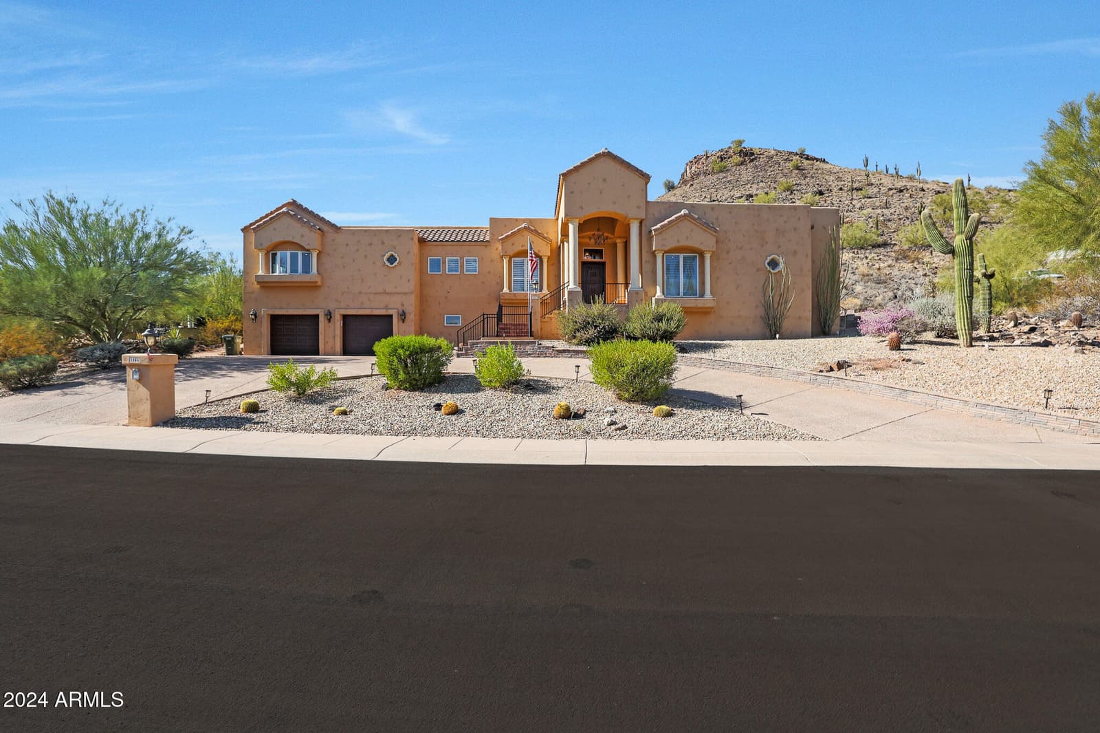 1044 W INDIAN HILLS Place, Phoenix, AZ 85023 — photo 1 of 68