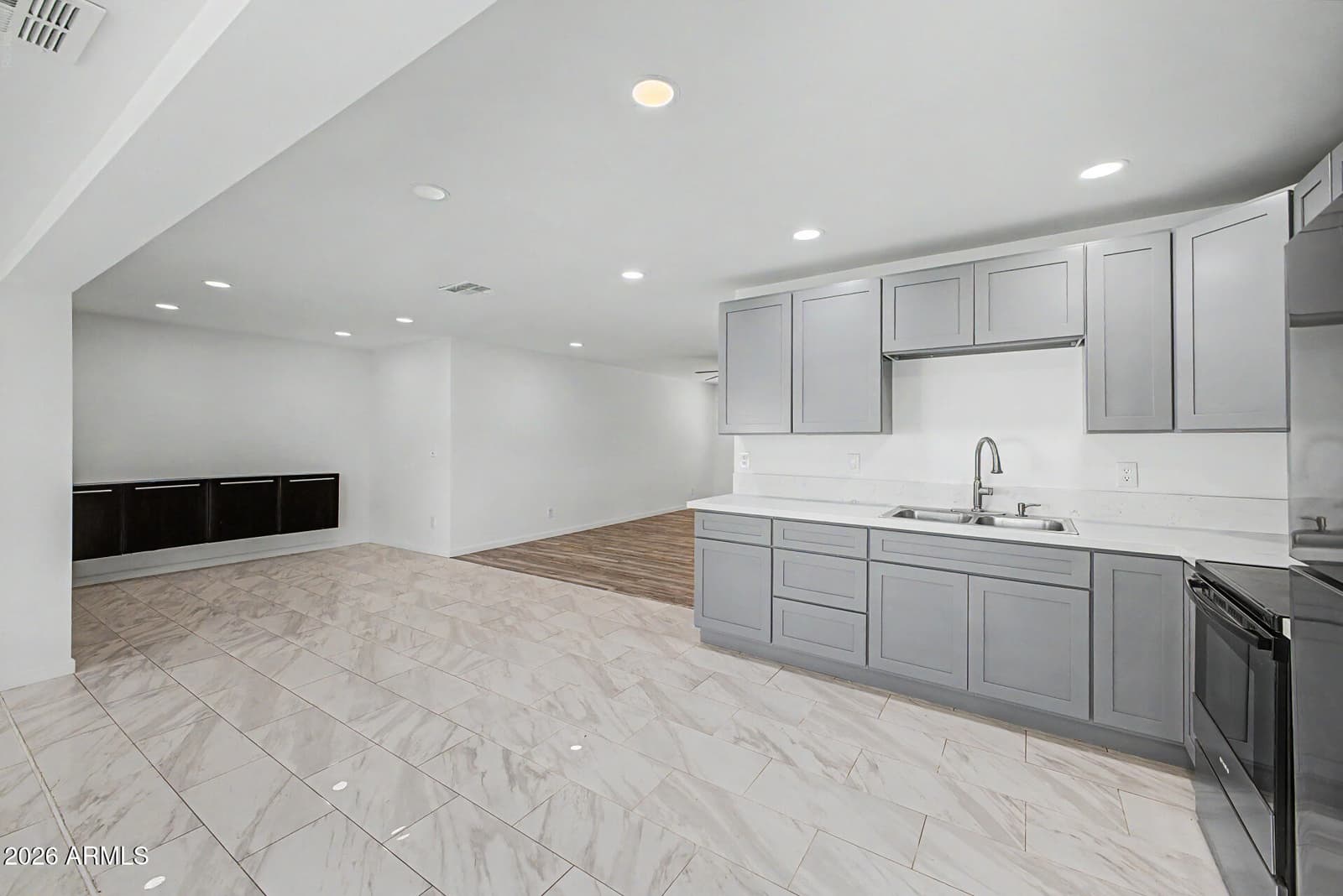 6340 W AVALON Drive, Phoenix, AZ 85033 — photo 11 of 44