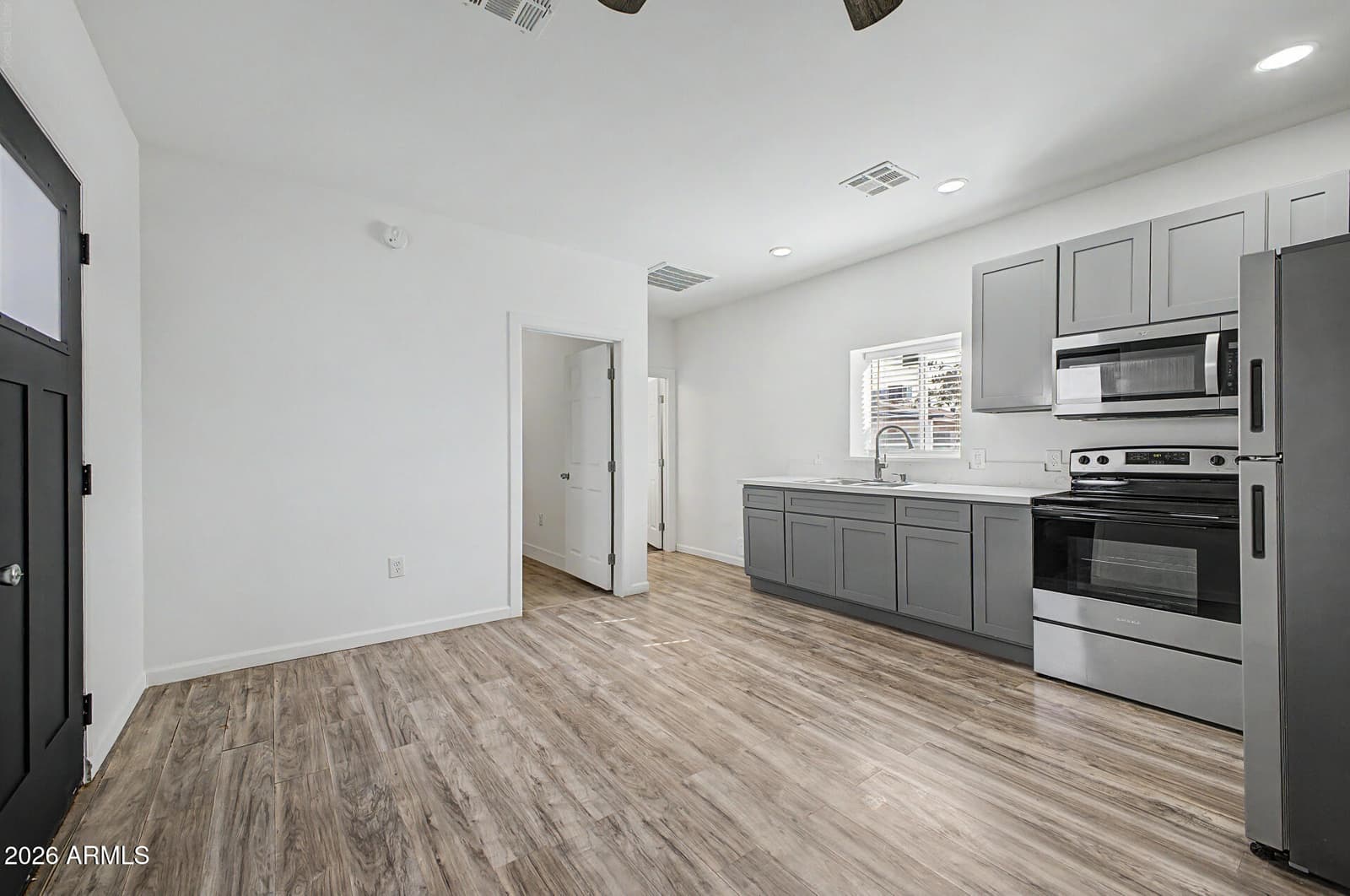 6340 W AVALON Drive, Phoenix, AZ 85033 — photo 6 of 44