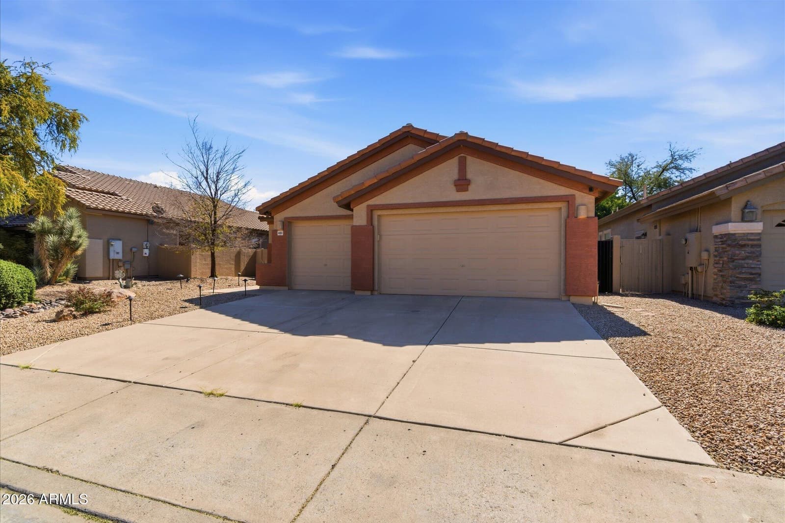 4821 E KIRKLAND Road, Phoenix, AZ 85054 — photo 2 of 28
