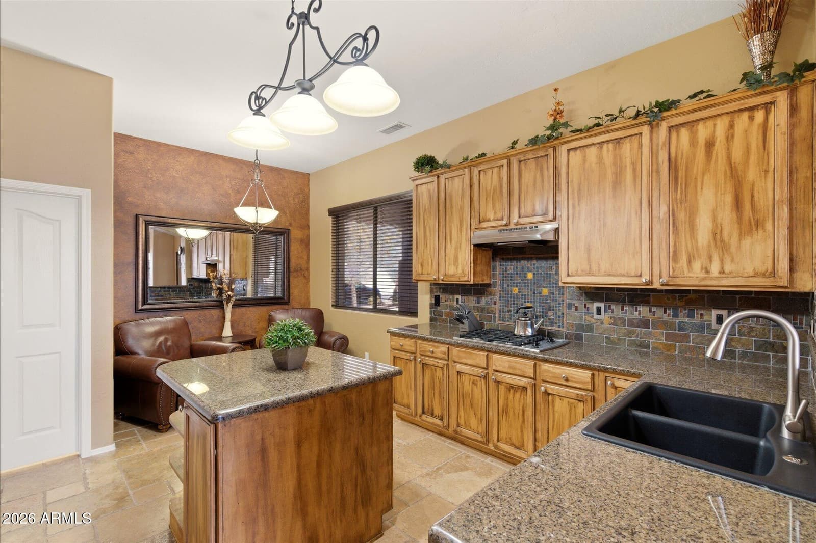 4821 E KIRKLAND Road, Phoenix, AZ 85054 — photo 8 of 28
