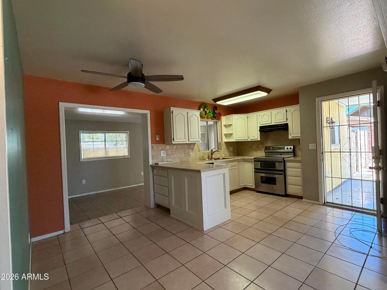 2354 E BETTY ELYSE Lane, Phoenix, AZ 85022 — photo 5 of 27