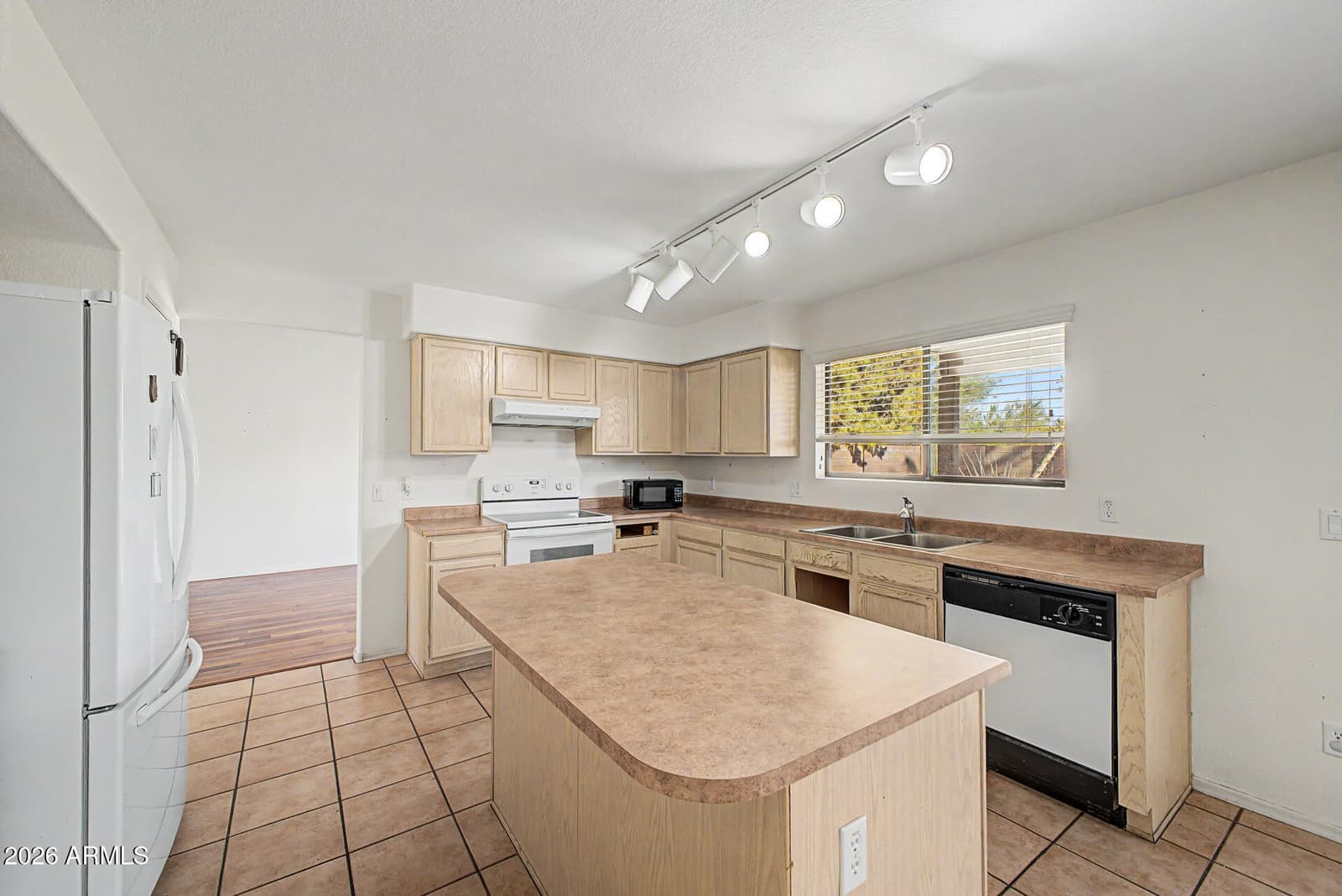 2031 E PARKSIDE Lane, Phoenix, AZ 85024 — photo 14 of 32