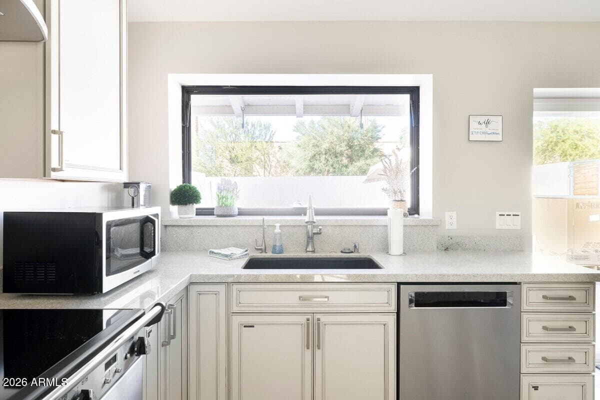 3037 E CLARENDON Avenue, Phoenix, AZ 85016 — photo 4 of 46