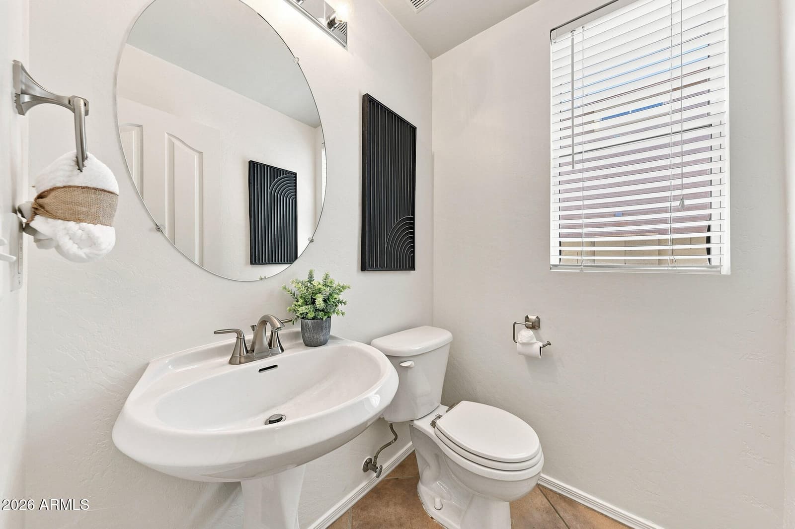 1562 S SABINO Court, Gilbert, AZ 85296 — photo 10 of 51