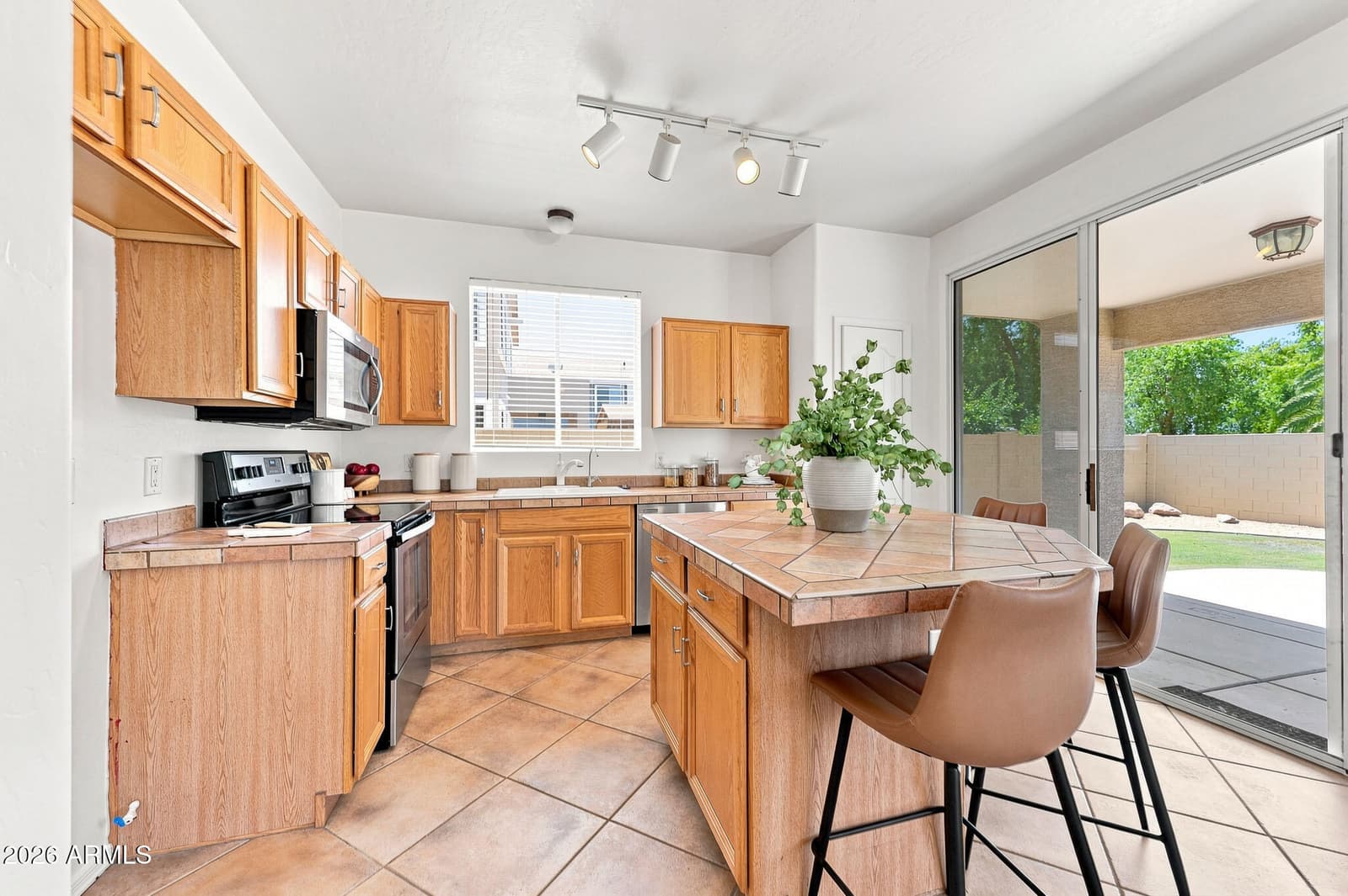 1562 S SABINO Court, Gilbert, AZ 85296 — photo 18 of 51