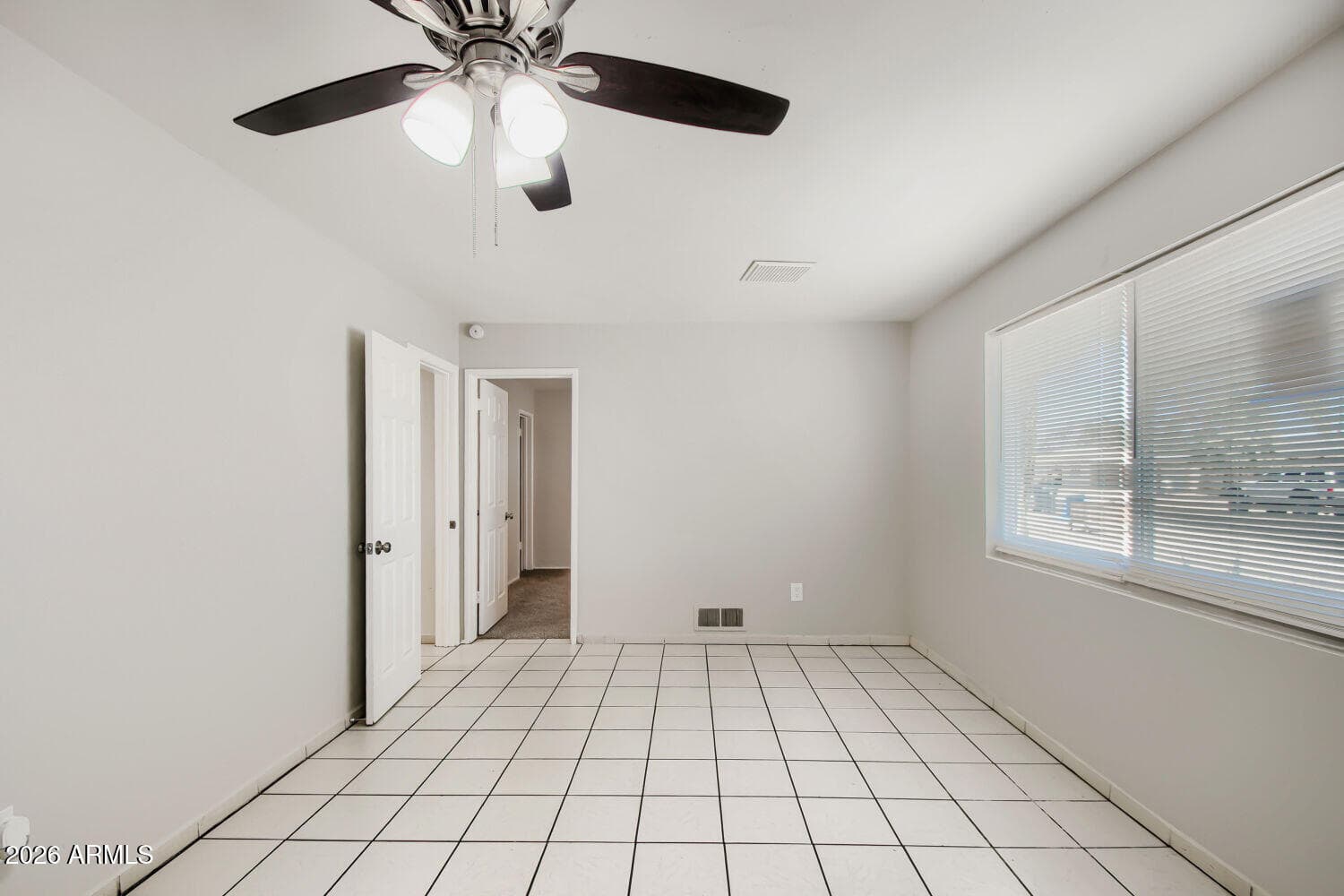 2818 W ECHO Lane W, Phoenix, AZ 85051 — photo 7 of 27