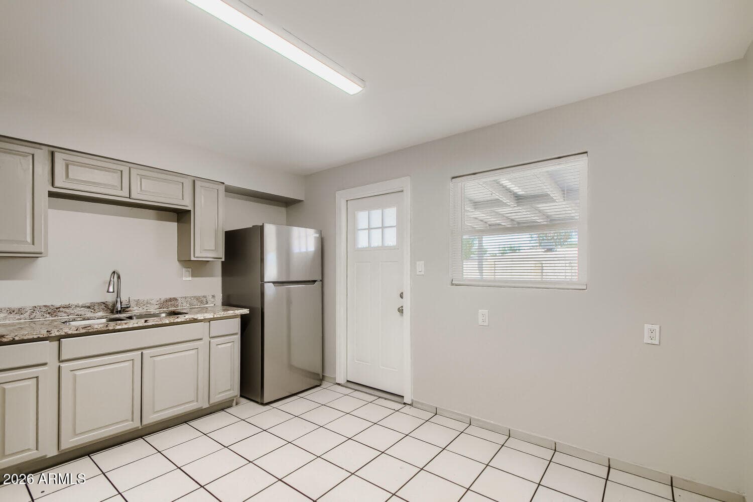 2818 W ECHO Lane W, Phoenix, AZ 85051 — photo 9 of 27