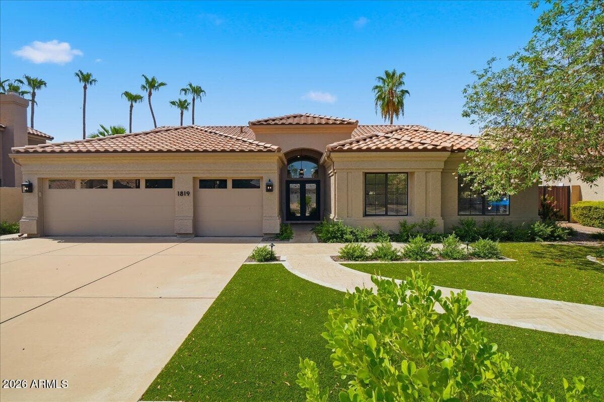 1819 E MONARCH BAY Drive, Gilbert, AZ 85234 — photo 3 of 67