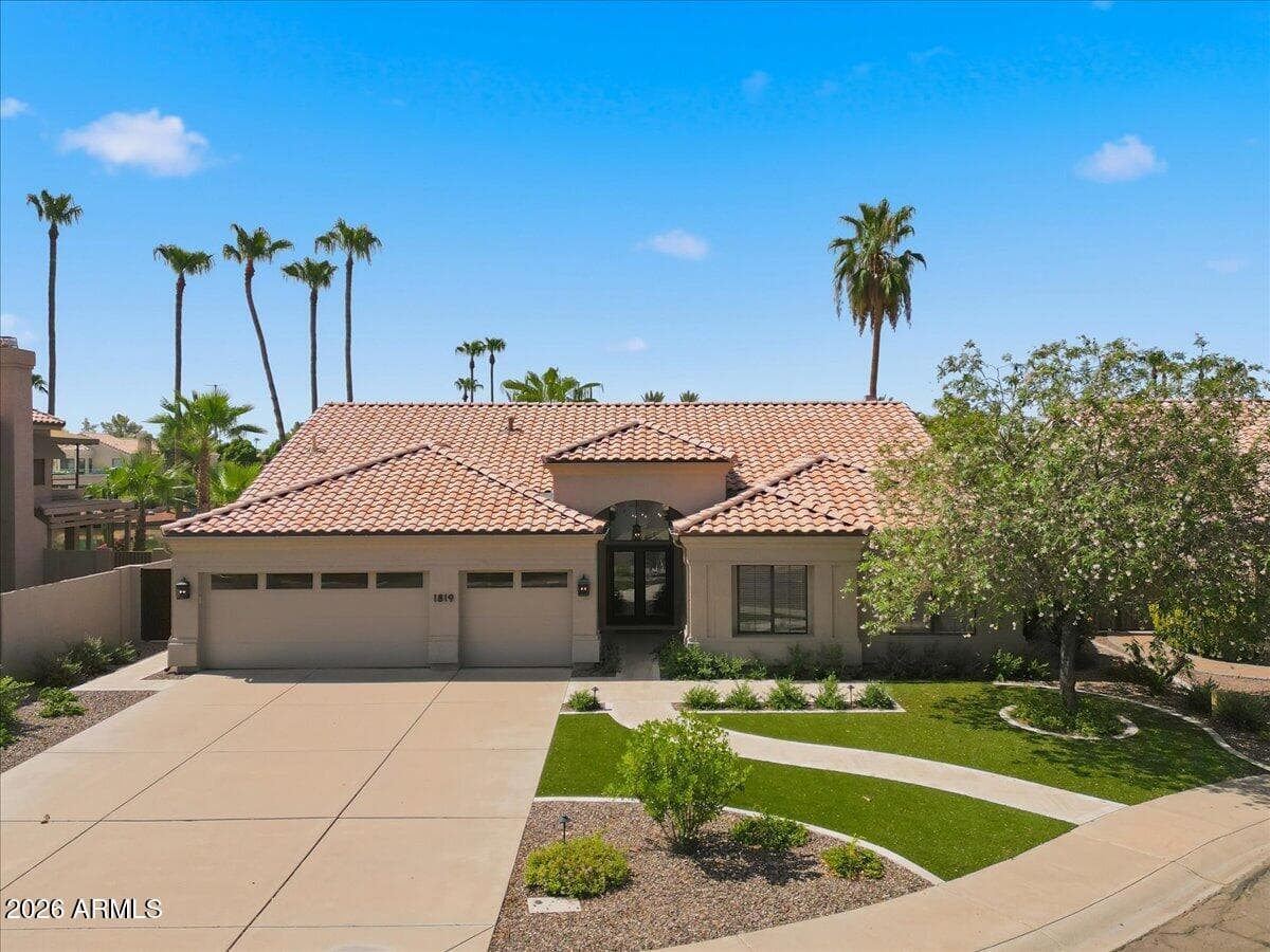 1819 E MONARCH BAY Drive, Gilbert, AZ 85234 — photo 4 of 67