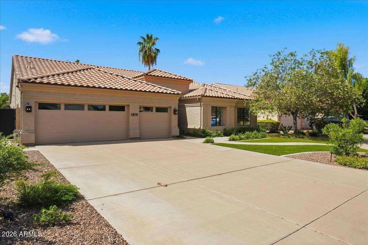 1819 E MONARCH BAY Drive, Gilbert, AZ 85234 — photo 6 of 67