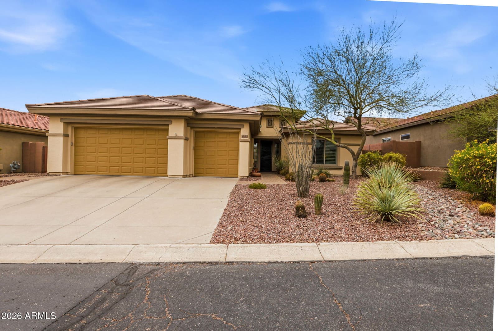 41812 N IRON HORSE Court, Anthem, AZ 85086 — photo 2 of 42