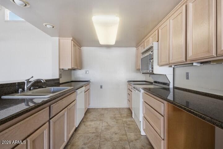 13045 N 8TH Avenue, Phoenix, AZ 85029 — photo 9 of 51