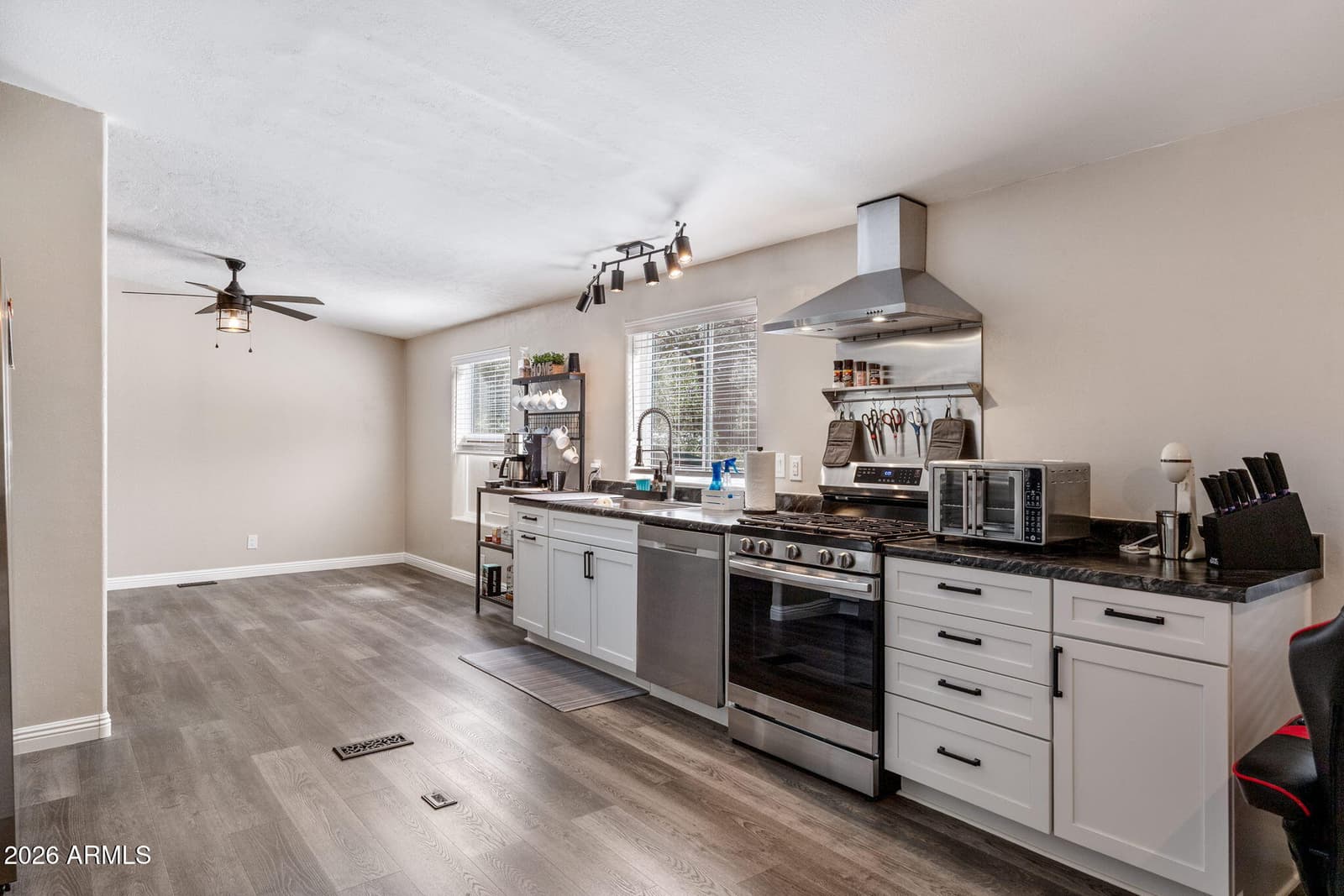 2937 W WHIPPLE, Show Low, AZ 85901 — photo 8 of 32