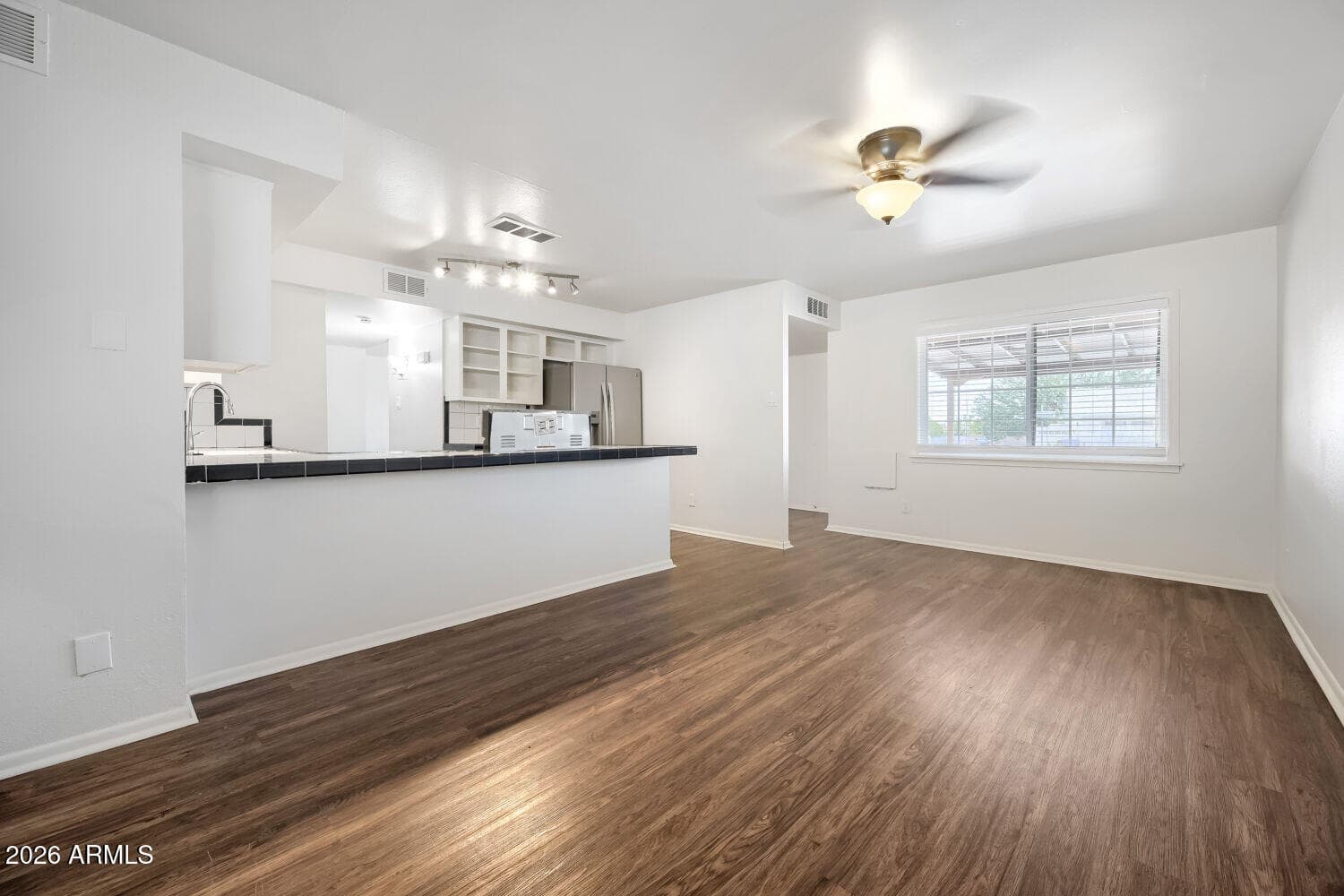 3514 W CARIBBEAN Lane, Phoenix, AZ 85053 — photo 5 of 28