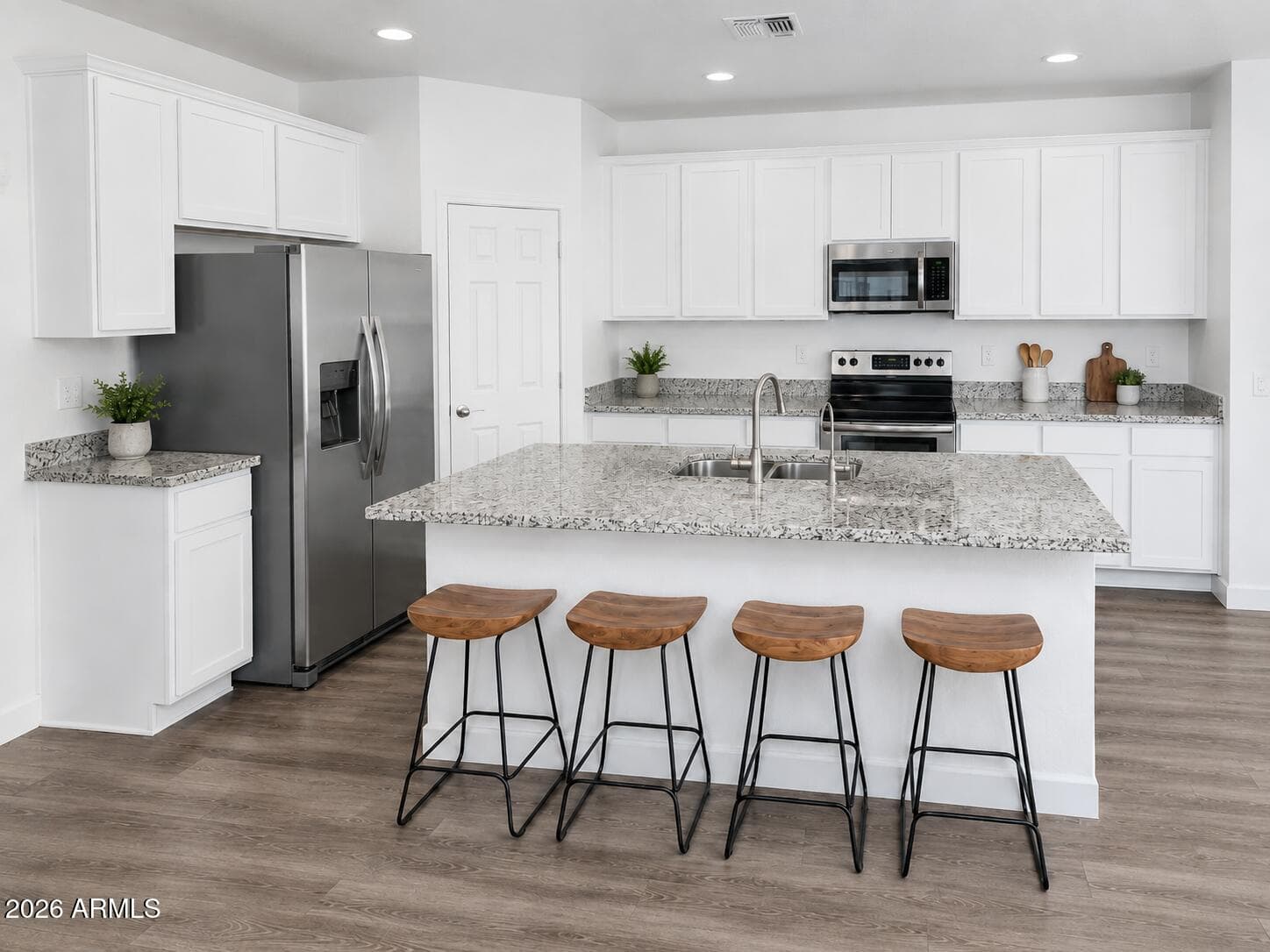 2334 E LEVI Drive, Phoenix, AZ 85040 — photo 8 of 35