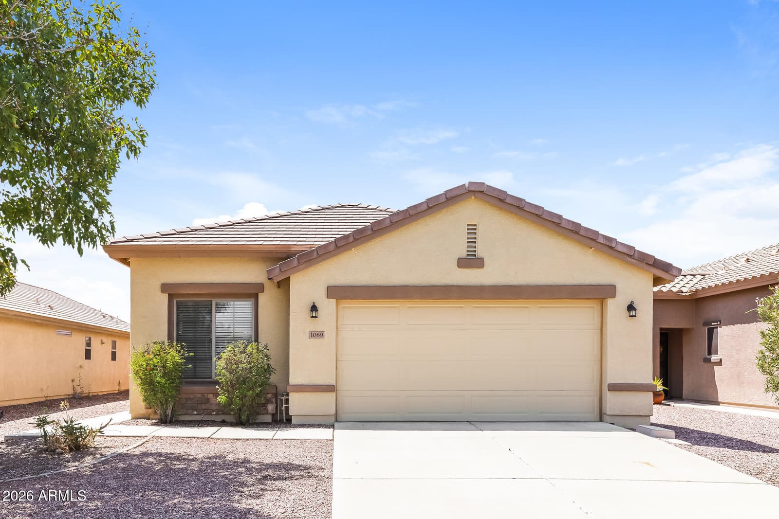 1069 W DESERT HILLS Drive, San Tan Valley, AZ 85143 — photo 1 of 21