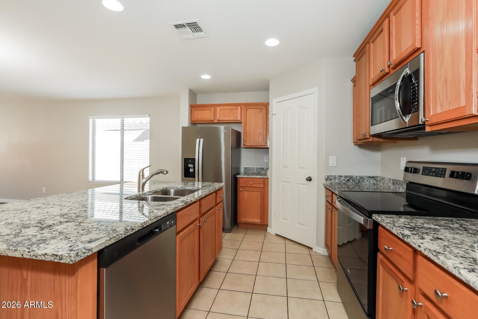 1069 W DESERT HILLS Drive, San Tan Valley, AZ 85143 — photo 7 of 21