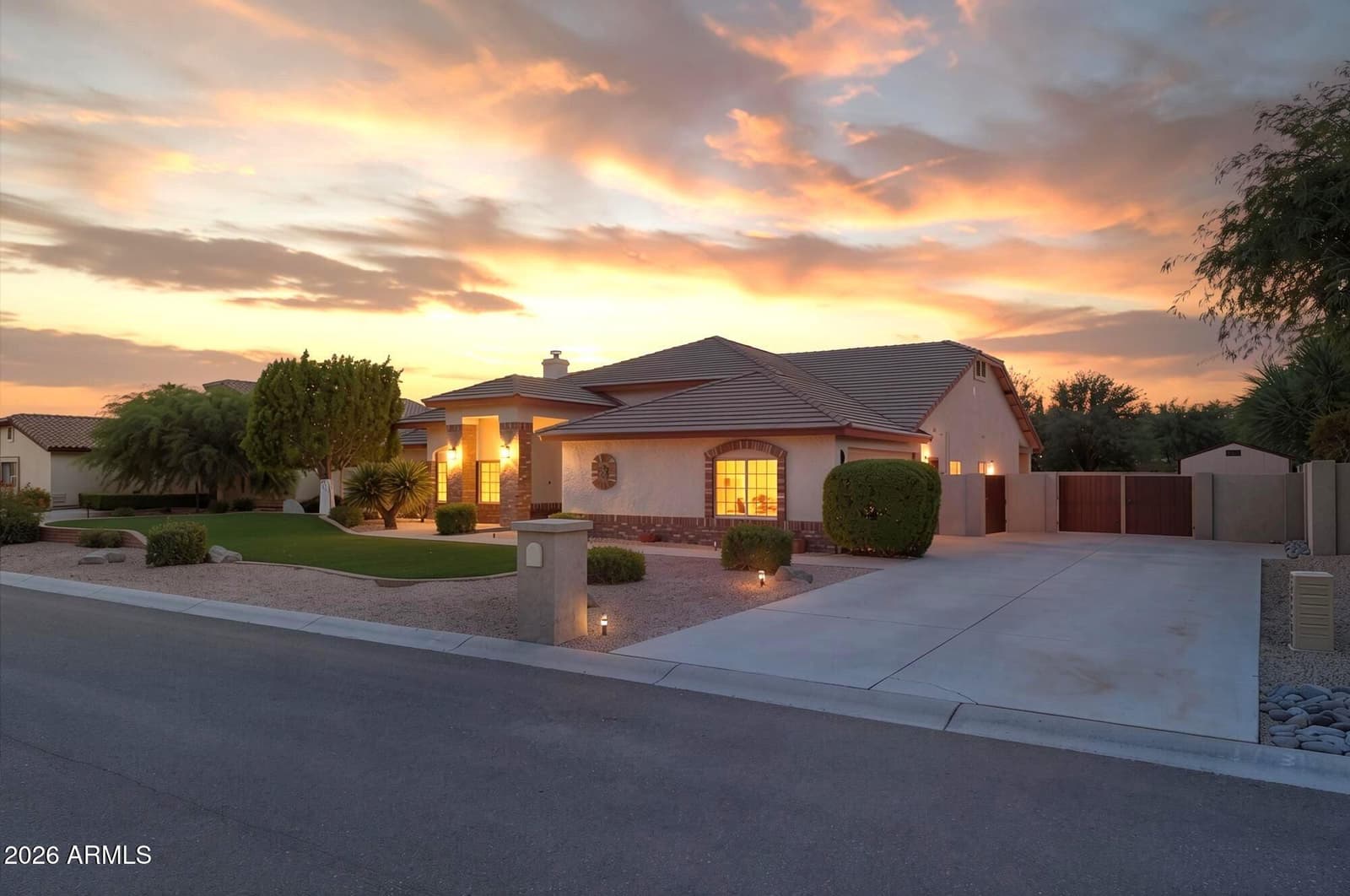 4637 W MISTY WILLOW Lane, Glendale, AZ 85310 — photo 2 of 27