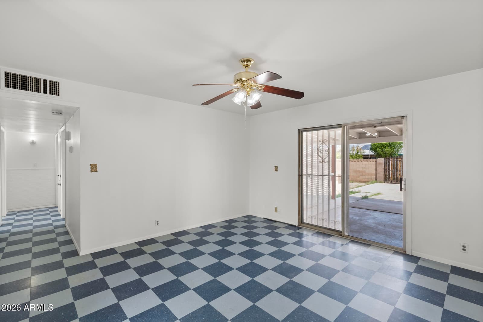 2242 E CHIPMAN Road, Phoenix, AZ 85040 — photo 10 of 25