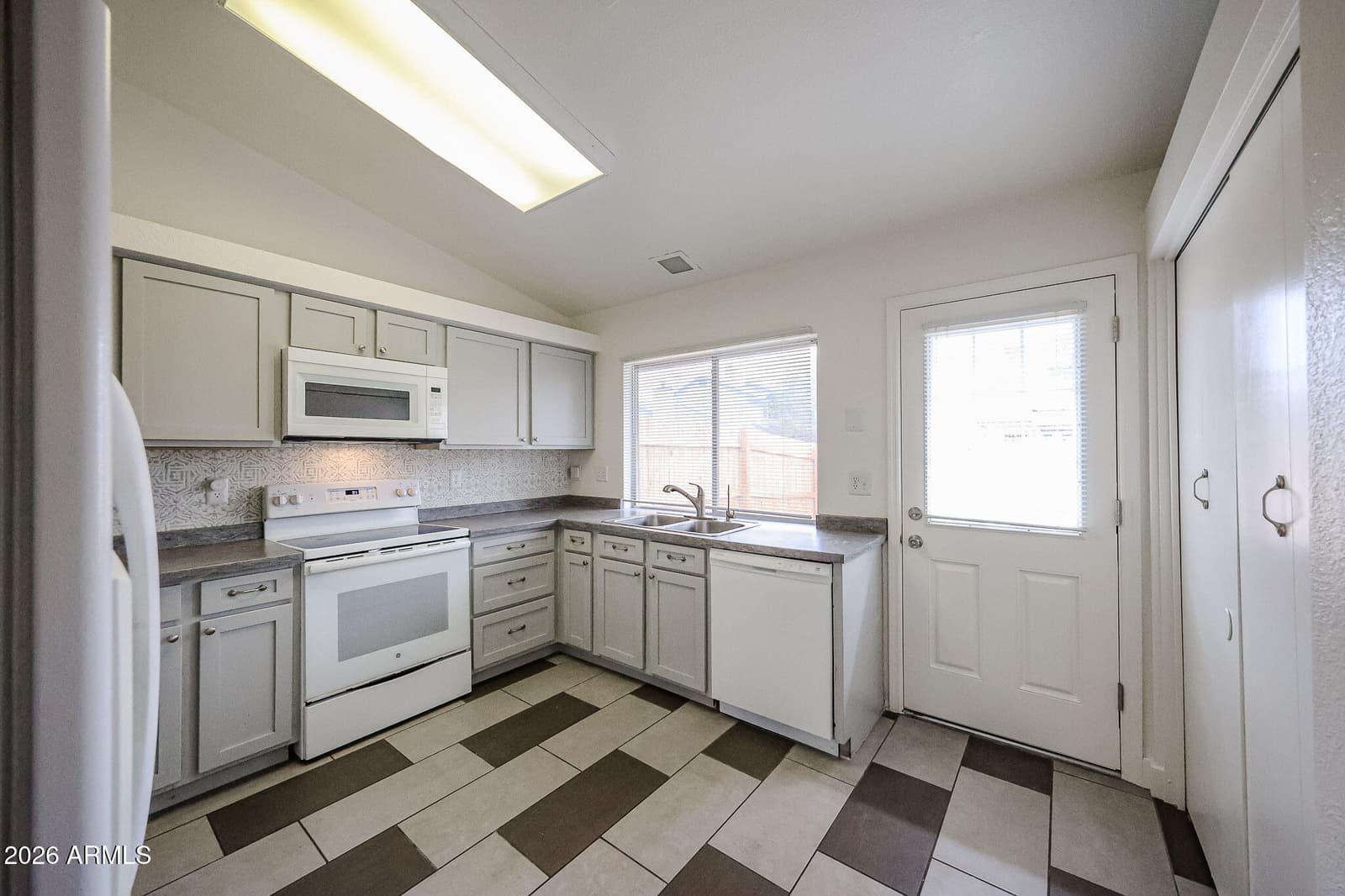 10100 N 89th Avenue 1, Peoria, AZ 85345 — photo 4 of 22