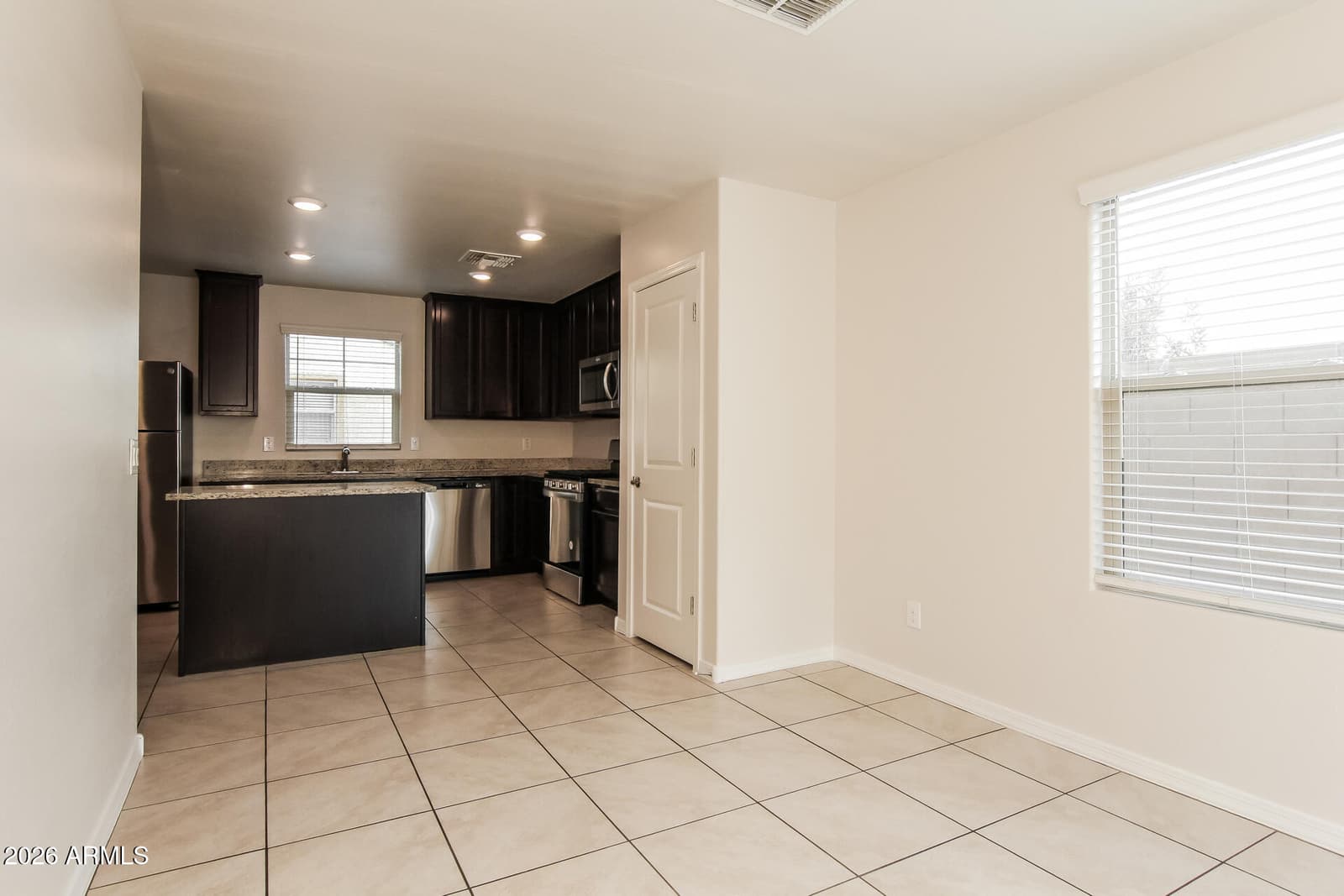 8235 W ODEUM Lane, Phoenix, AZ 85043 — photo 11 of 27