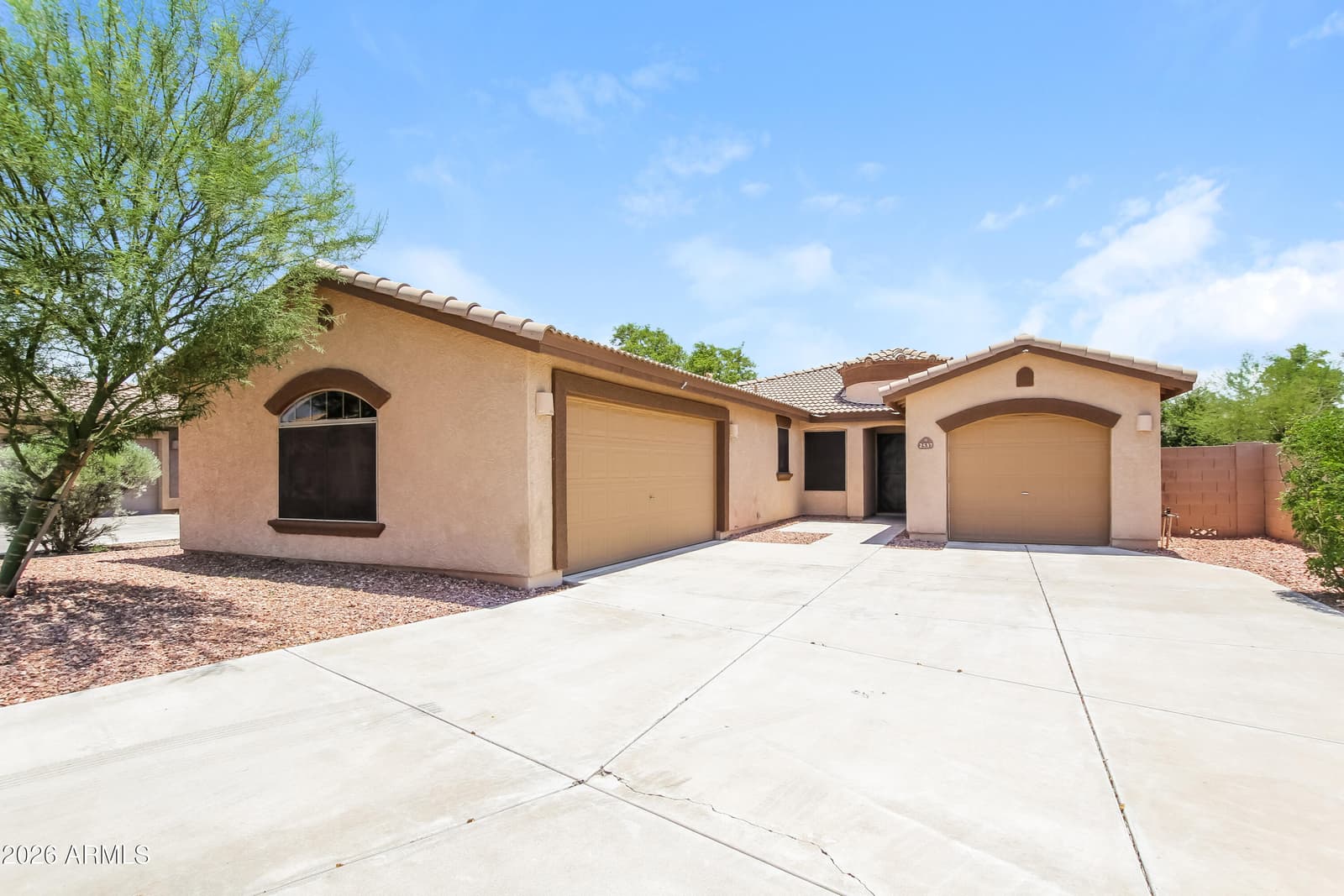 2537 W DARREL Road, Phoenix, AZ 85041