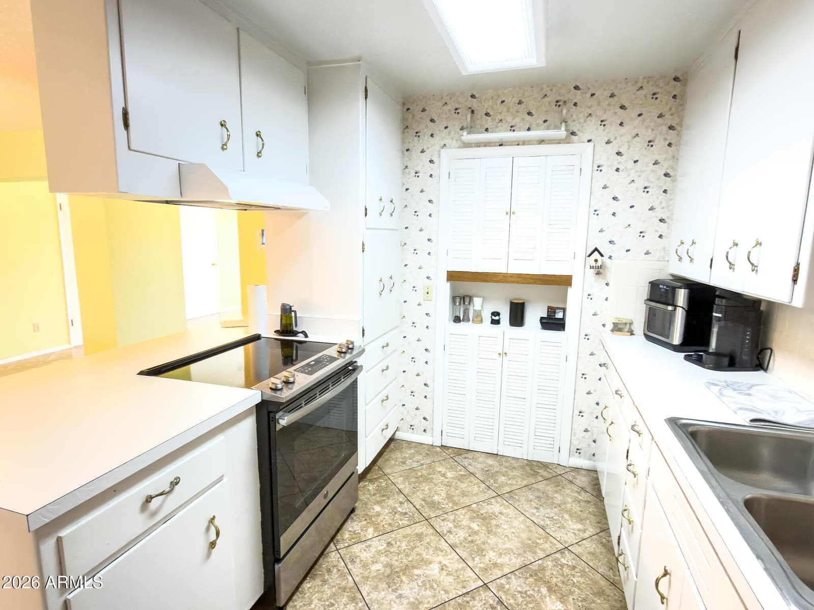 3136 W WETHERSFIELD Road, Phoenix, AZ 85029 — photo 8 of 32