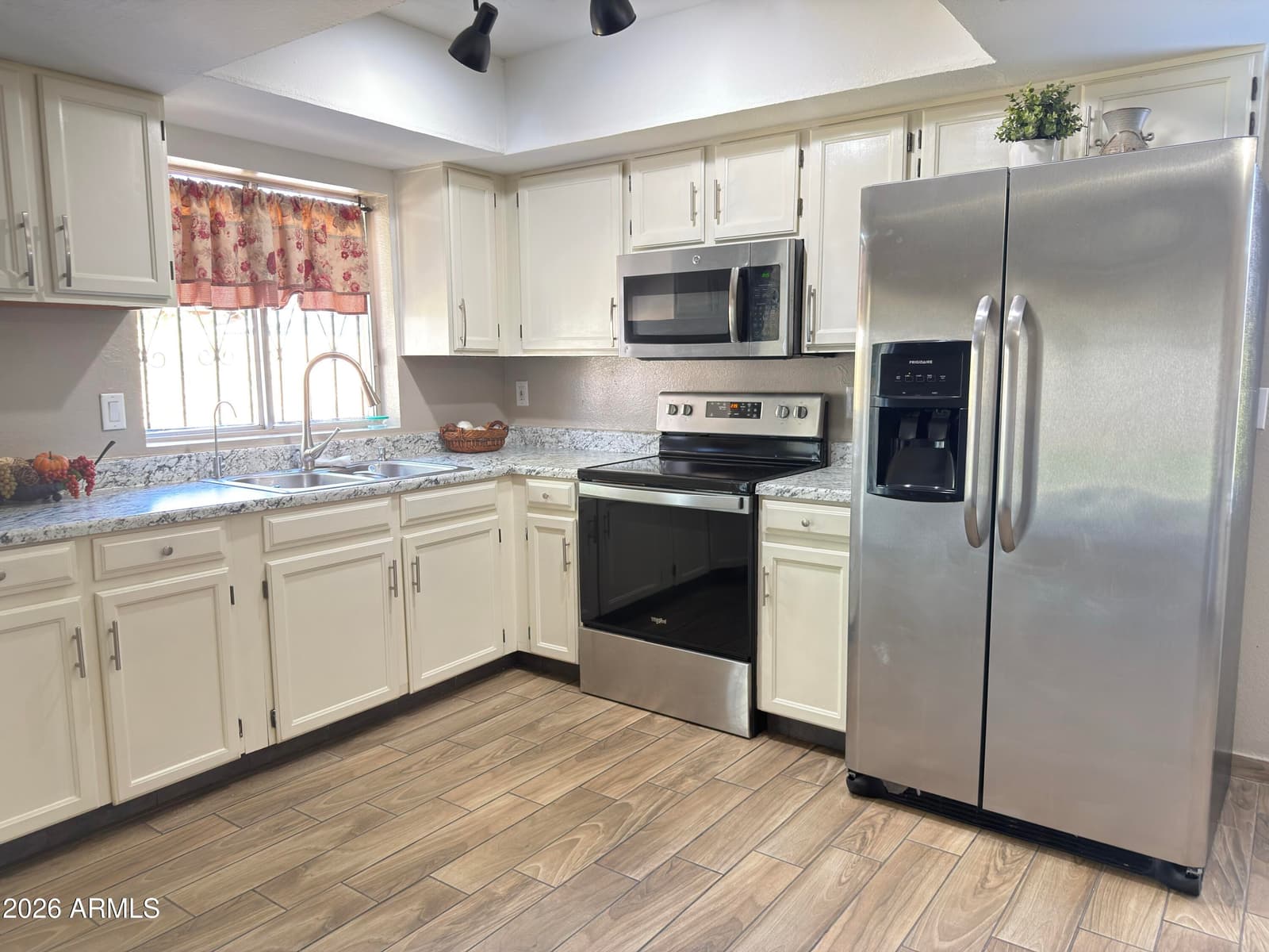 615 N 61ST Drive, Phoenix, AZ 85043 — photo 9 of 34