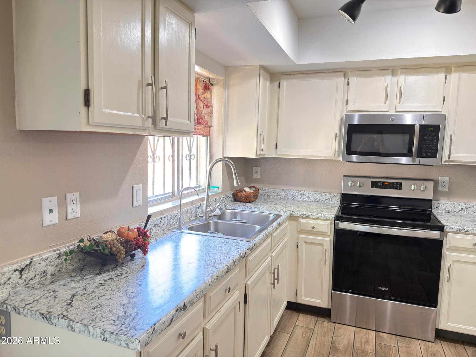 615 N 61ST Drive, Phoenix, AZ 85043 — photo 6 of 34