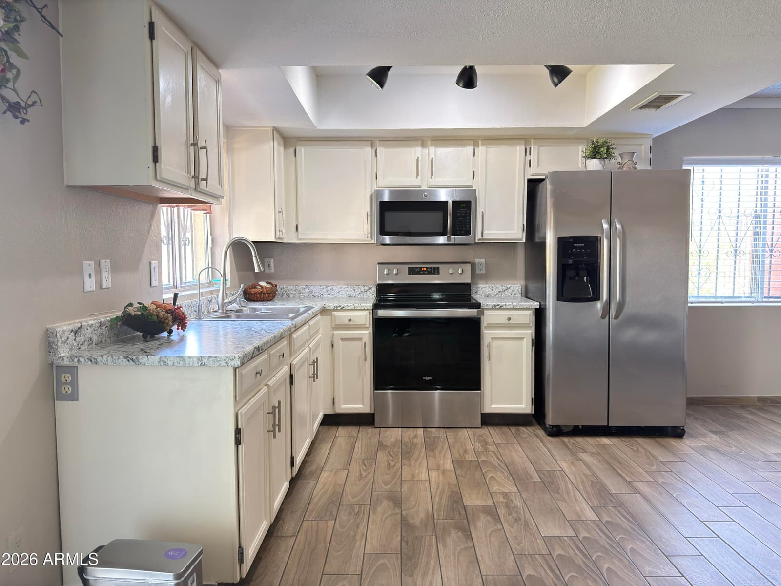 615 N 61ST Drive, Phoenix, AZ 85043 — photo 4 of 34