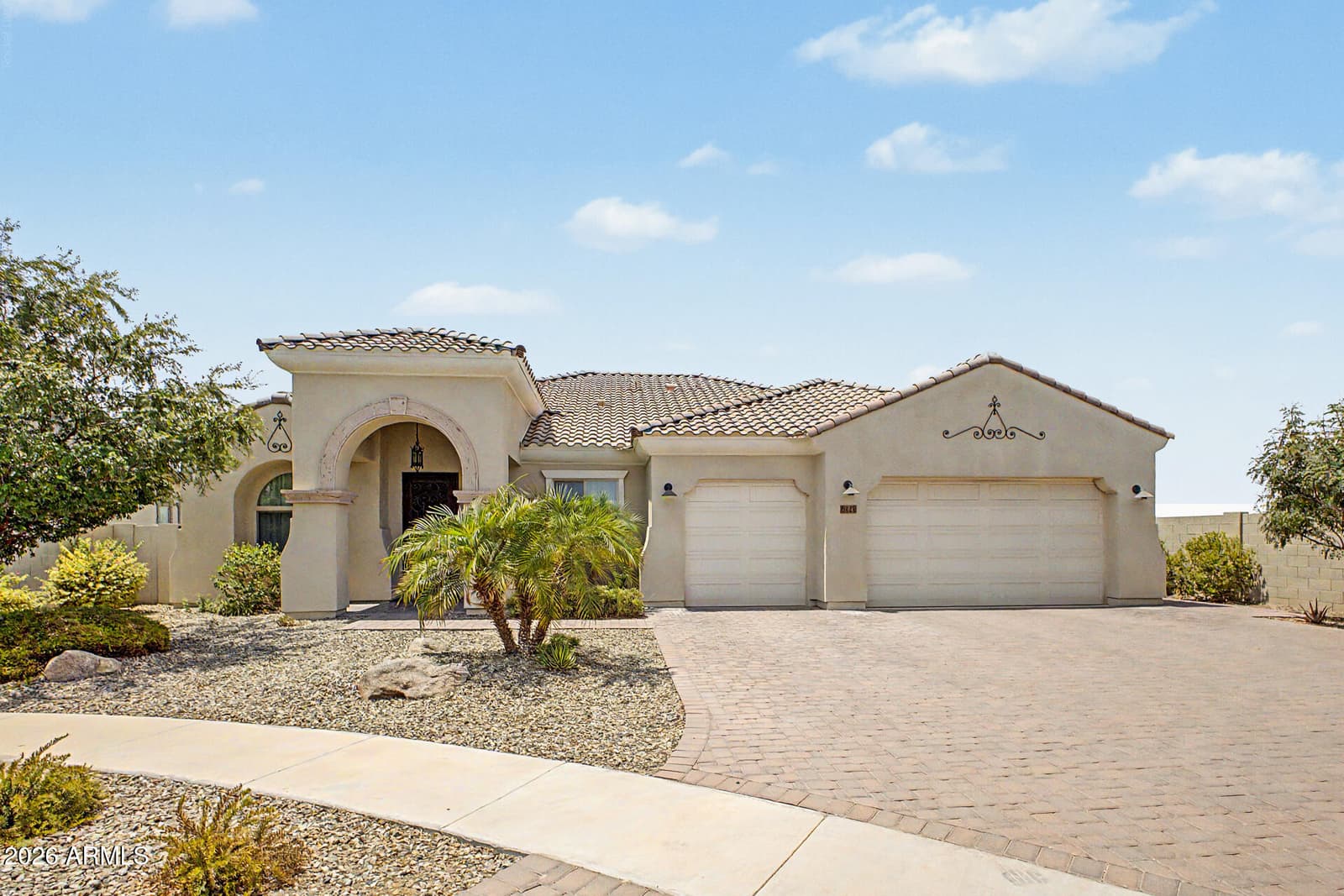 8428 S 16TH Drive, Phoenix, AZ 85041 — photo 4 of 40