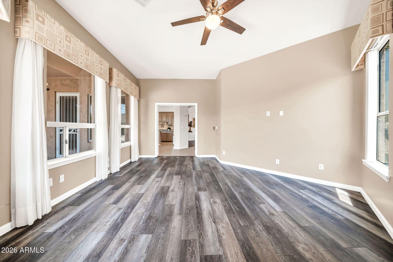 6521 W HILL Lane, Glendale, AZ 85310 — photo 7 of 54