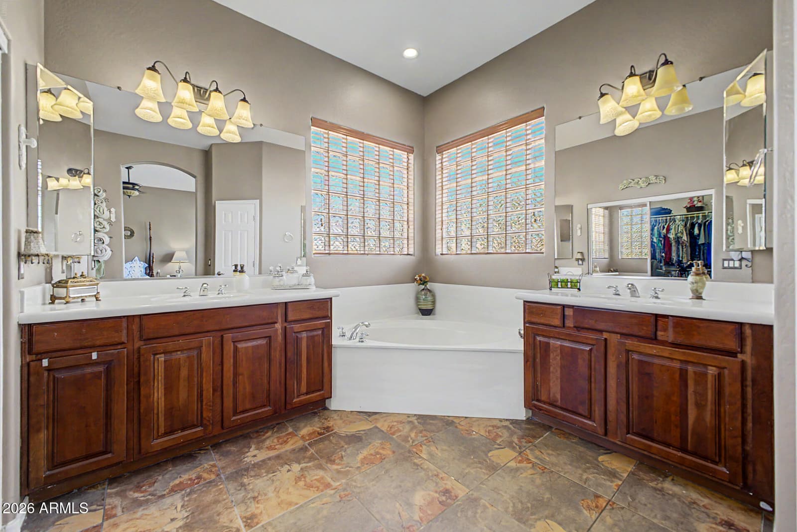 8602 W HELEN Lane, Glendale, AZ 85305 — photo 6 of 48