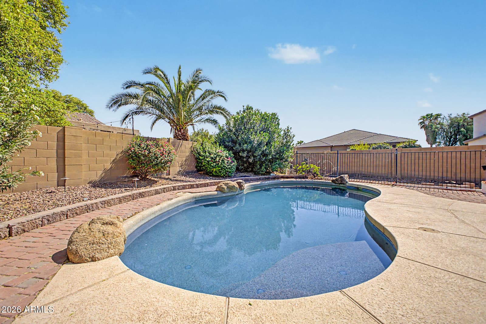 8602 W HELEN Lane, Glendale, AZ 85305 — photo 4 of 48