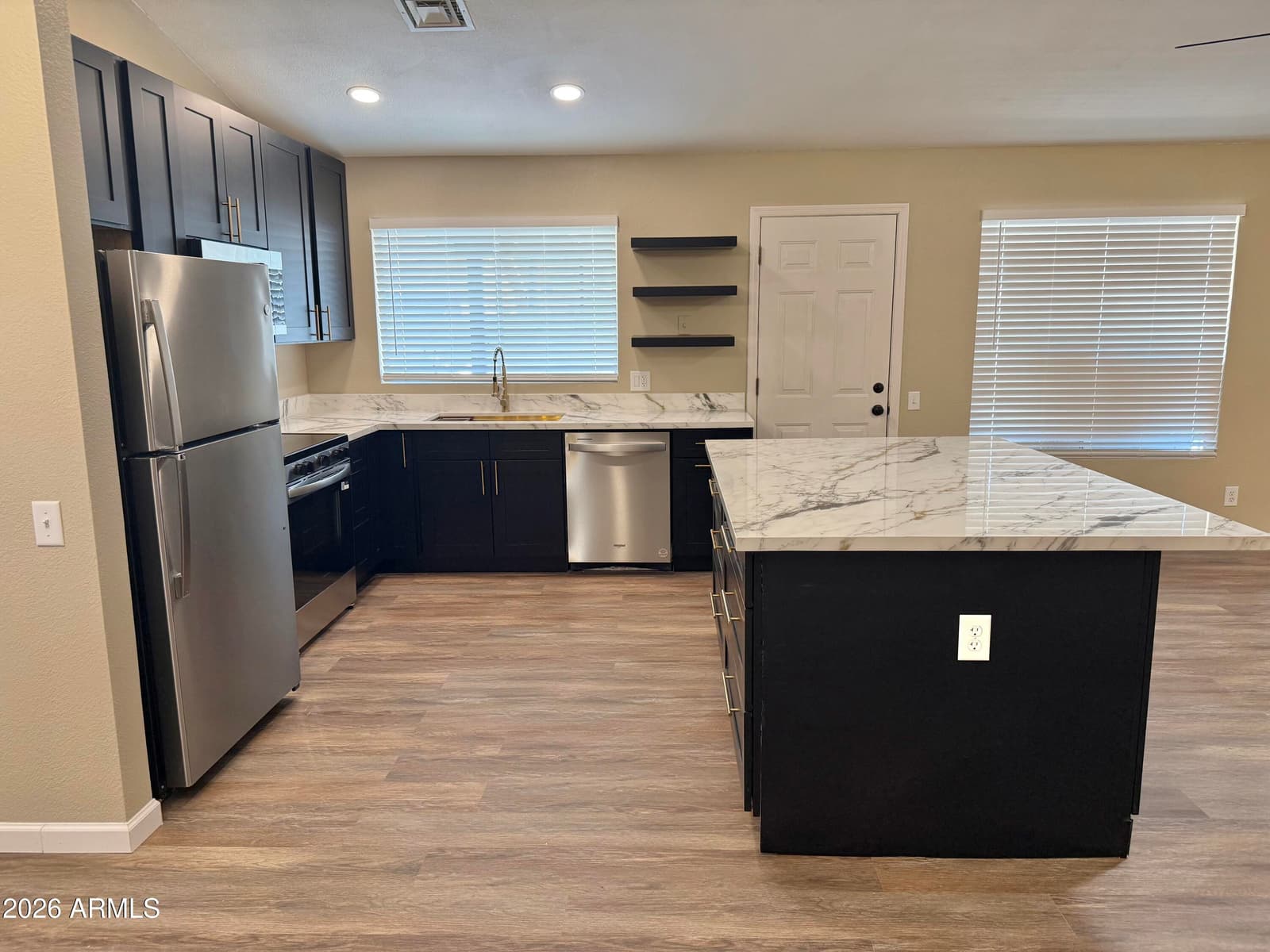 7925 W DREYFUS Drive, Peoria, AZ 85381 — photo 3 of 18