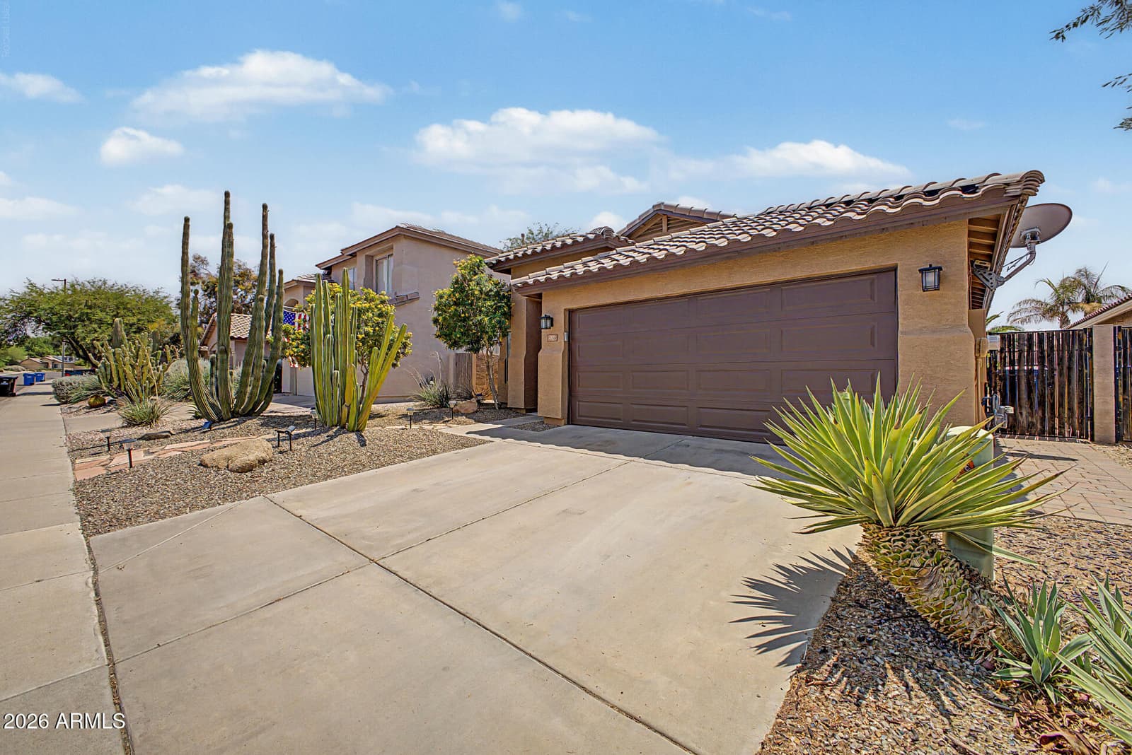 4327 E Tether Trail, Phoenix, AZ 85050 — photo 3 of 39