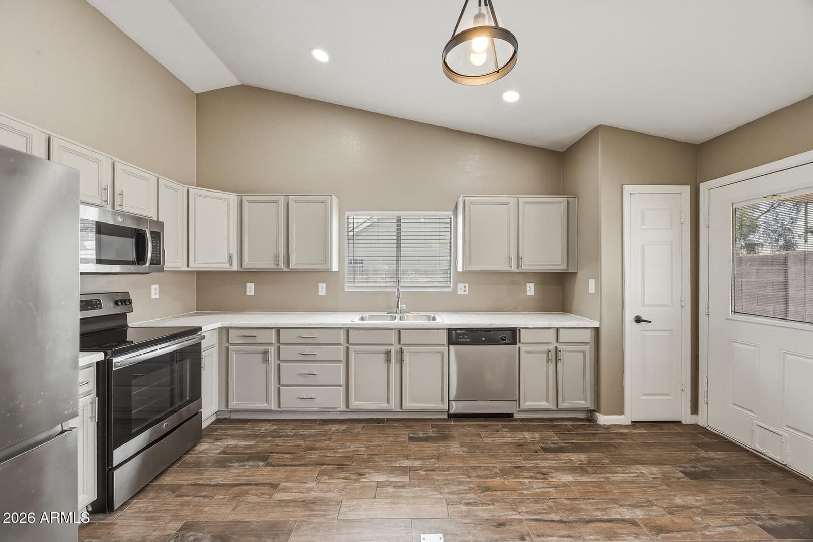 10243 W READE Avenue, Glendale, AZ 85307 — photo 8 of 24