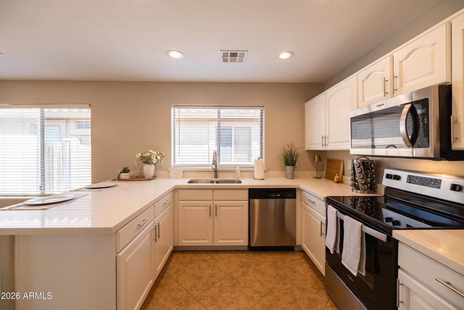 3226 W ALTA VISTA Road, Phoenix, AZ 85041 — photo 5 of 28