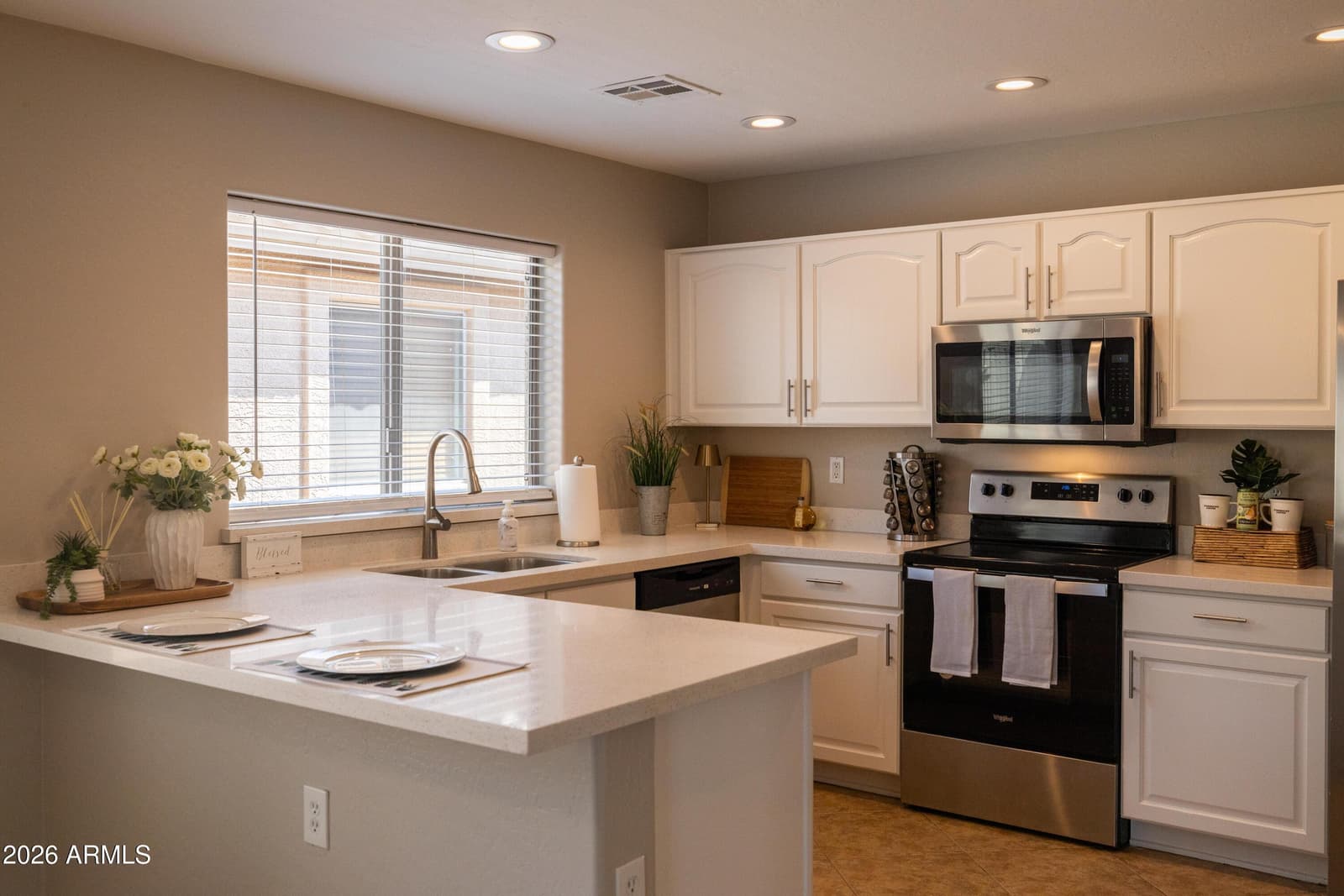 3226 W ALTA VISTA Road, Phoenix, AZ 85041 — photo 4 of 28