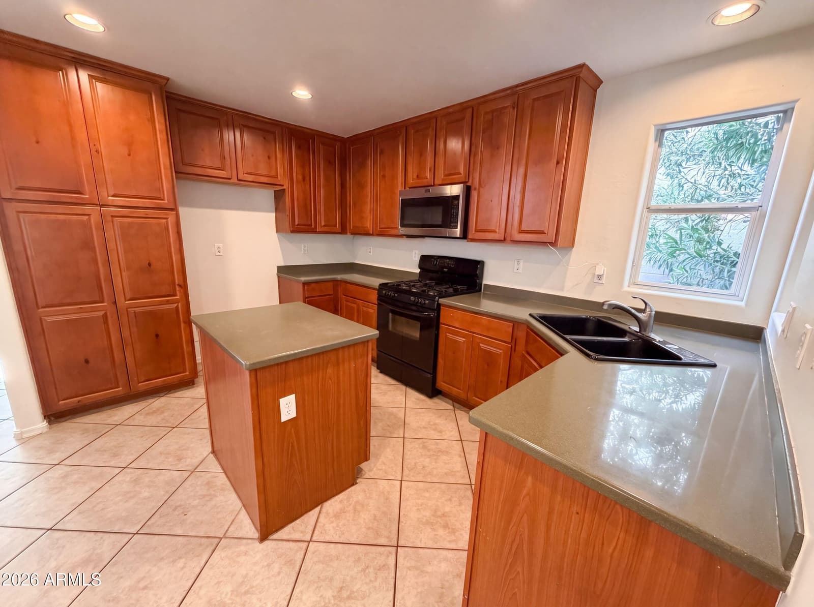 1214 E FRANCES Lane, Gilbert, AZ 85295 — photo 10 of 32