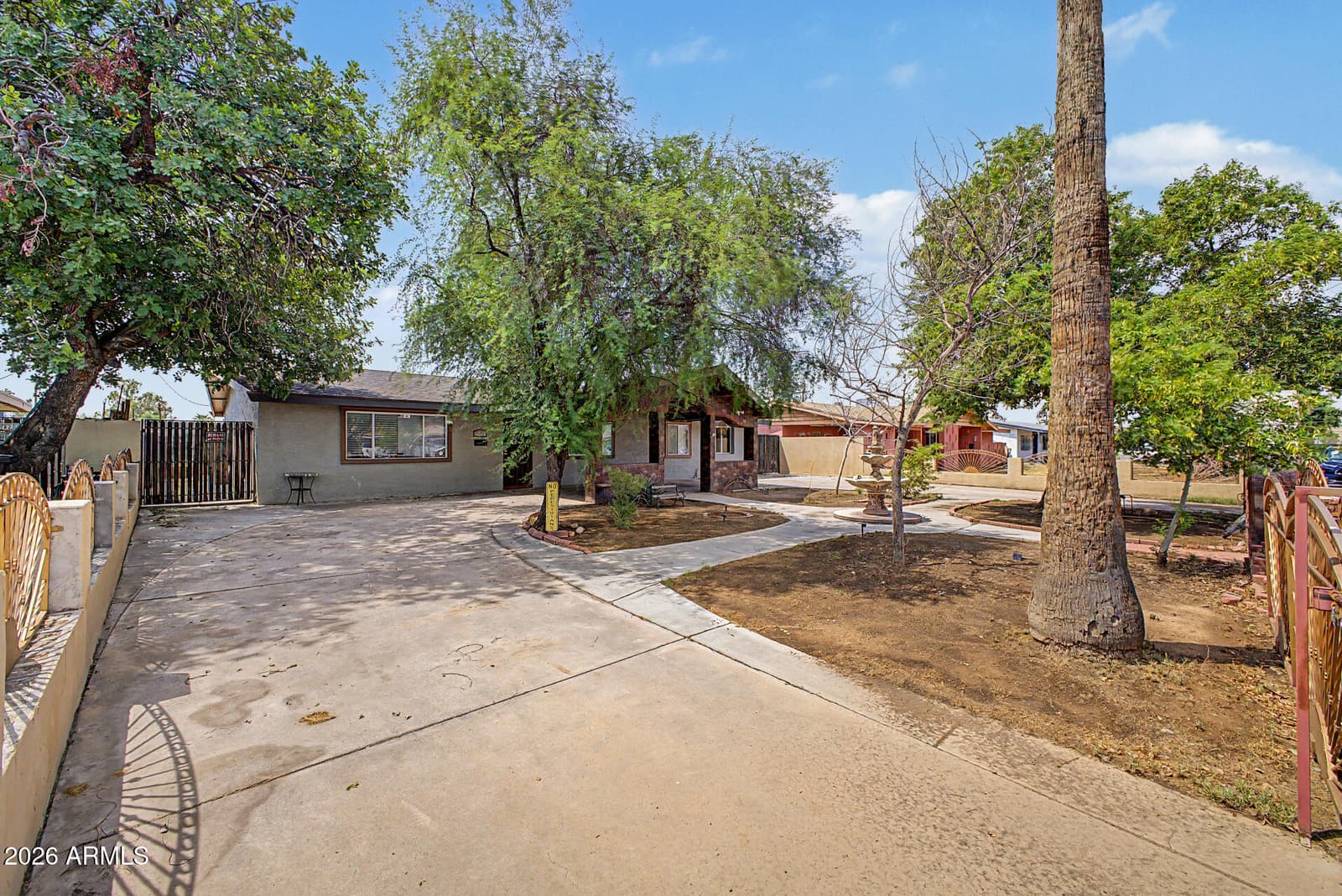 6241 W HIGHLAND Avenue, Phoenix, AZ 85033 — photo 5 of 27