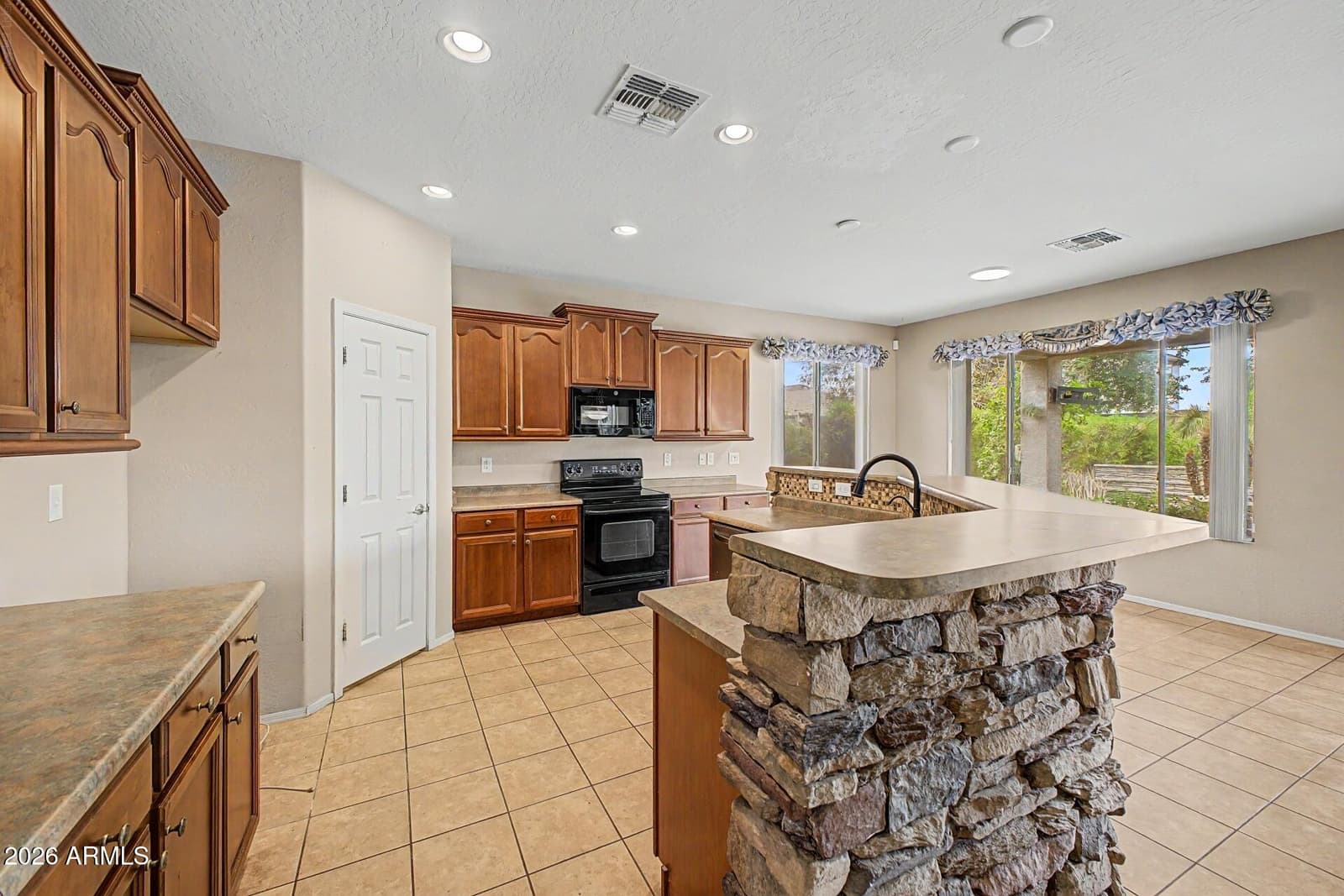 9807 S 43RD Lane, Laveen, AZ 85339 — photo 7 of 36